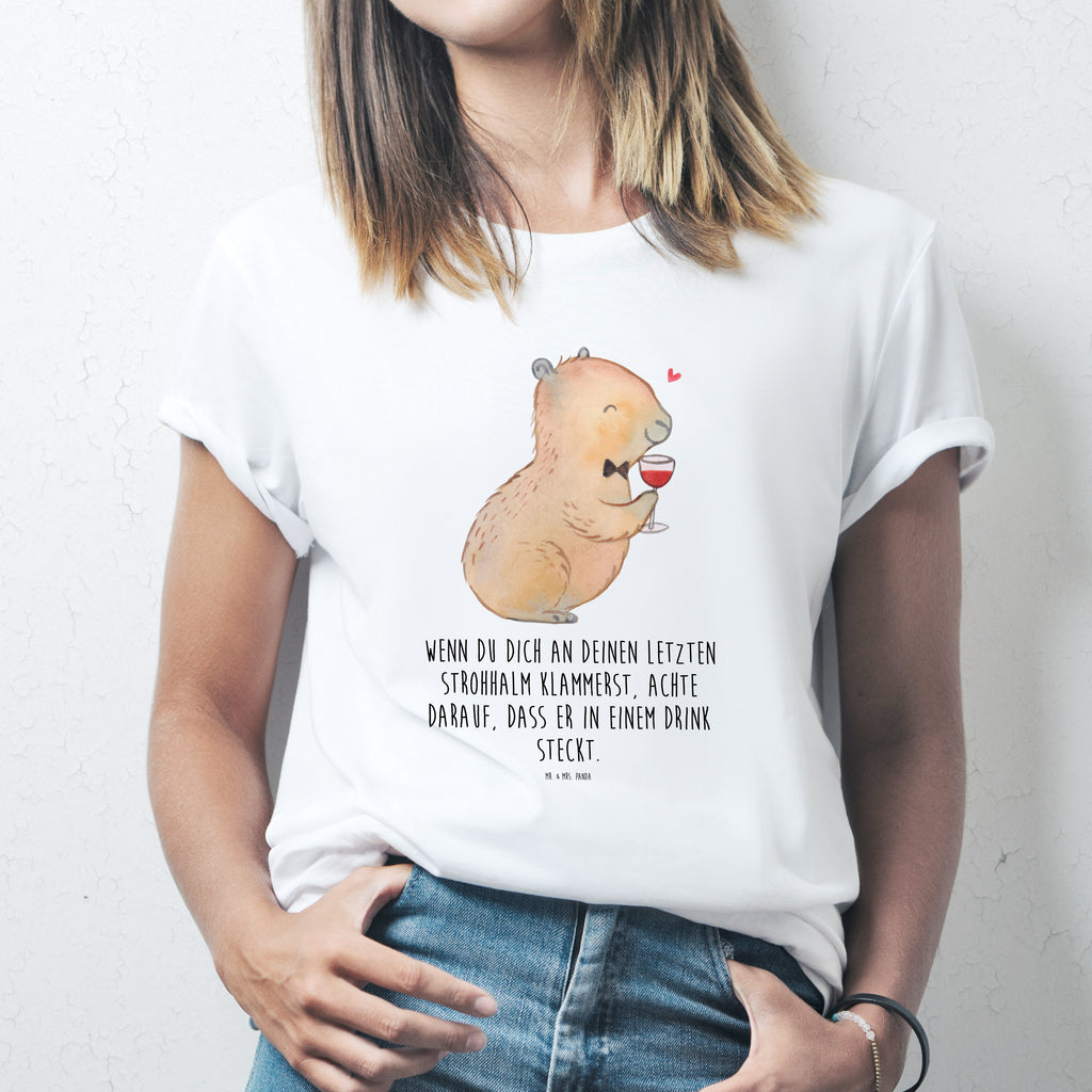 T-Shirt Standard Capybara Wein T-Shirt, Shirt, Tshirt, Lustiges T-Shirt, T-Shirt mit Spruch, Party, Junggesellenabschied, Jubiläum, Geburstag, Herrn, Damen, Männer, Frauen, Schlafshirt, Nachthemd, Sprüche, Tiermotive, Gute Laune, lustige Sprüche, Tiere, Capybara Weinflasche, Weinliebhaber Geschenk, Capybara Zeichnung, Adrette Tiere, Panda Handzeichnung, Weintrinkendes Nagetier, Capybara Kunstwerk, Geschenk für Weinkenner, Stilvolles Capybara, Heiterer Capybara, Liebe zum Wein Spruch, Wein Spaßbild, Handgezeichnetes Capybara