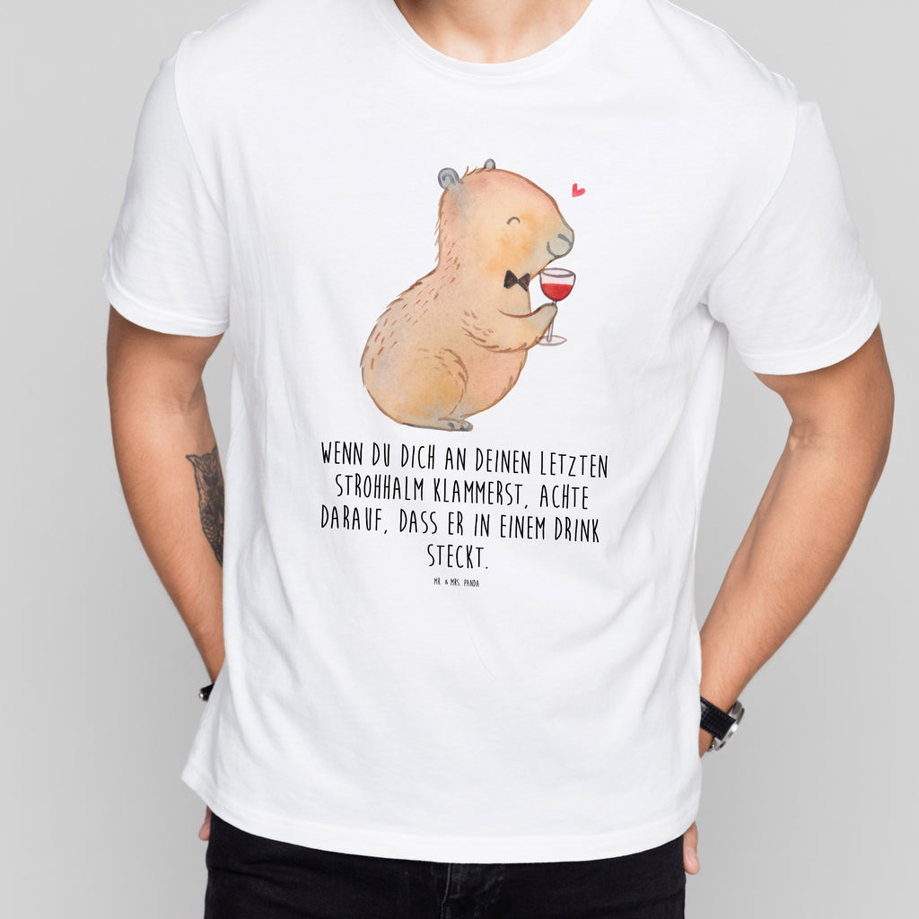 T-Shirt Standard Capybara Wein T-Shirt, Shirt, Tshirt, Lustiges T-Shirt, T-Shirt mit Spruch, Party, Junggesellenabschied, Jubiläum, Geburstag, Herrn, Damen, Männer, Frauen, Schlafshirt, Nachthemd, Sprüche, Tiermotive, Gute Laune, lustige Sprüche, Tiere, Capybara Weinflasche, Weinliebhaber Geschenk, Capybara Zeichnung, Adrette Tiere, Panda Handzeichnung, Weintrinkendes Nagetier, Capybara Kunstwerk, Geschenk für Weinkenner, Stilvolles Capybara, Heiterer Capybara, Liebe zum Wein Spruch, Wein Spaßbild, Handgezeichnetes Capybara