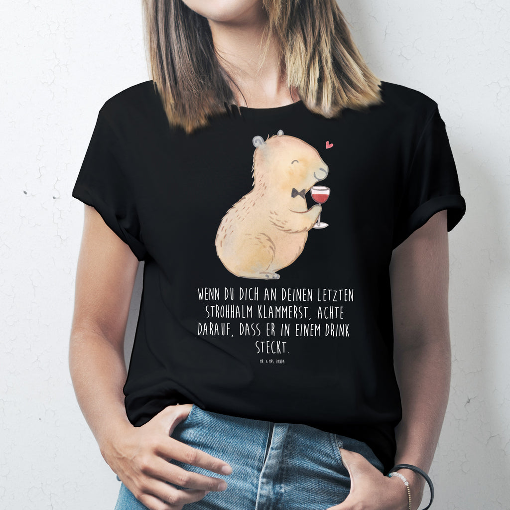 T-Shirt Standard Capybara Wein T-Shirt, Shirt, Tshirt, Lustiges T-Shirt, T-Shirt mit Spruch, Party, Junggesellenabschied, Jubiläum, Geburstag, Herrn, Damen, Männer, Frauen, Schlafshirt, Nachthemd, Sprüche, Tiermotive, Gute Laune, lustige Sprüche, Tiere, Capybara Weinflasche, Weinliebhaber Geschenk, Capybara Zeichnung, Adrette Tiere, Panda Handzeichnung, Weintrinkendes Nagetier, Capybara Kunstwerk, Geschenk für Weinkenner, Stilvolles Capybara, Heiterer Capybara, Liebe zum Wein Spruch, Wein Spaßbild, Handgezeichnetes Capybara