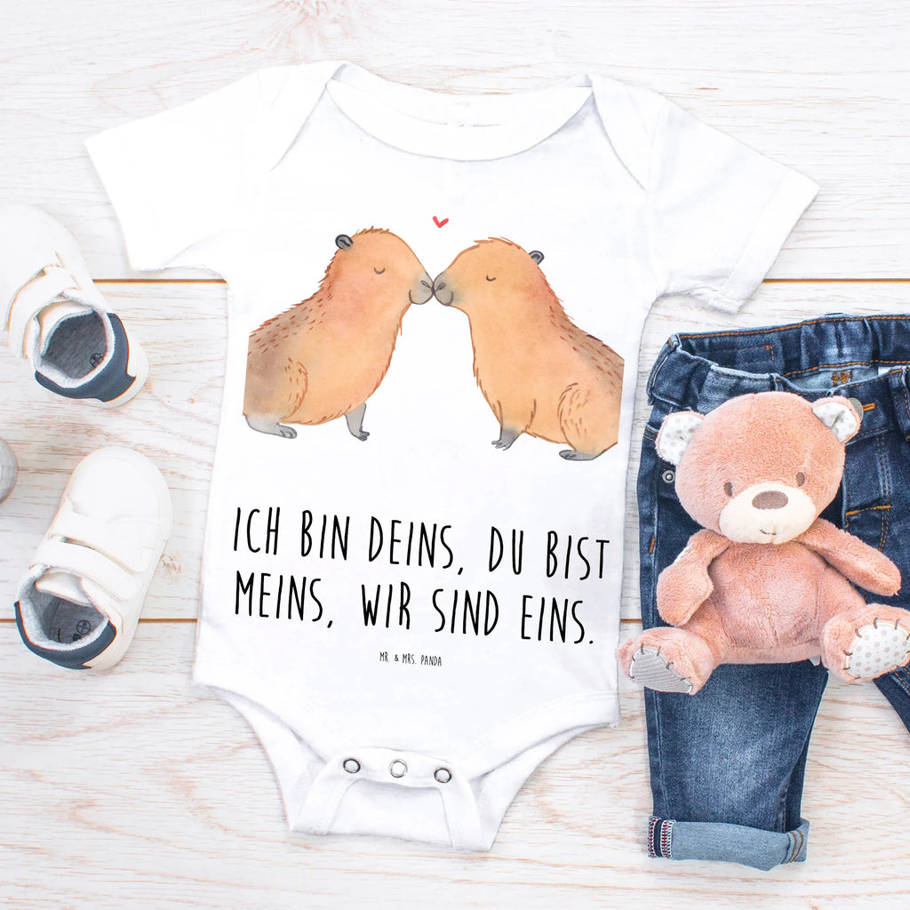 Baby Body Capybara Liebe Babykleidung, Babystrampler, Strampler, Wickelbody, Baby Erstausstattung, Baby-Body, Baby-Strampler, Baby-Kleidung, Kurzarm-Strampler, Baby-Overall, Baby-Romper, Tiermotive, Gute Laune, lustige Sprüche, Tiere, Capybara, Liebe, verliebt, Paar, Jahrestag, Kuschel Capybaras, Tierliebe, Romantisches Geschenk, Handgezeichnet, Verschmolzen, Geschenkidee, Beziehung, Partnertiere, Ich bin deins, Du bist meins, Liebesspruch, Herzlich, Valentinstag, Ehejubiläum, Liebesbeweis