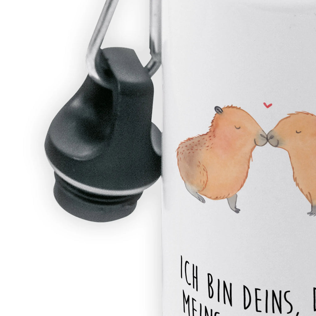 Kindertrinkflasche Capybara Liebe Kindertrinkflasche, Kinder Trinkflasche, Trinkflasche, Flasche, Kinderflasche, Kinder, Kids, Kindergarten Flasche, Grundschule, Jungs, Mädchen, Tiermotive, Gute Laune, lustige Sprüche, Tiere, Capybara, Liebe, verliebt, Paar, Jahrestag, Kuschel Capybaras, Tierliebe, Romantisches Geschenk, Handgezeichnet, Verschmolzen, Geschenkidee, Beziehung, Partnertiere, Ich bin deins, Du bist meins, Liebesspruch, Herzlich, Valentinstag, Ehejubiläum, Liebesbeweis