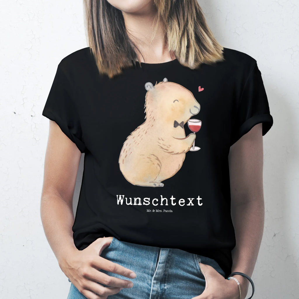 Personalisiertes T-Shirt Capybara Wein T-Shirt Personalisiert, T-Shirt mit Namen, T-Shirt mit Aufruck, Männer, Frauen, Tiermotive, Gute Laune, lustige Sprüche, Tiere, Capybara Weinflasche, Weinliebhaber Geschenk, Capybara Zeichnung, Adrette Tiere, Panda Handzeichnung, Weintrinkendes Nagetier, Capybara Kunstwerk, Geschenk für Weinkenner, Stilvolles Capybara, Heiterer Capybara, Liebe zum Wein Spruch, Wein Spaßbild, Handgezeichnetes Capybara