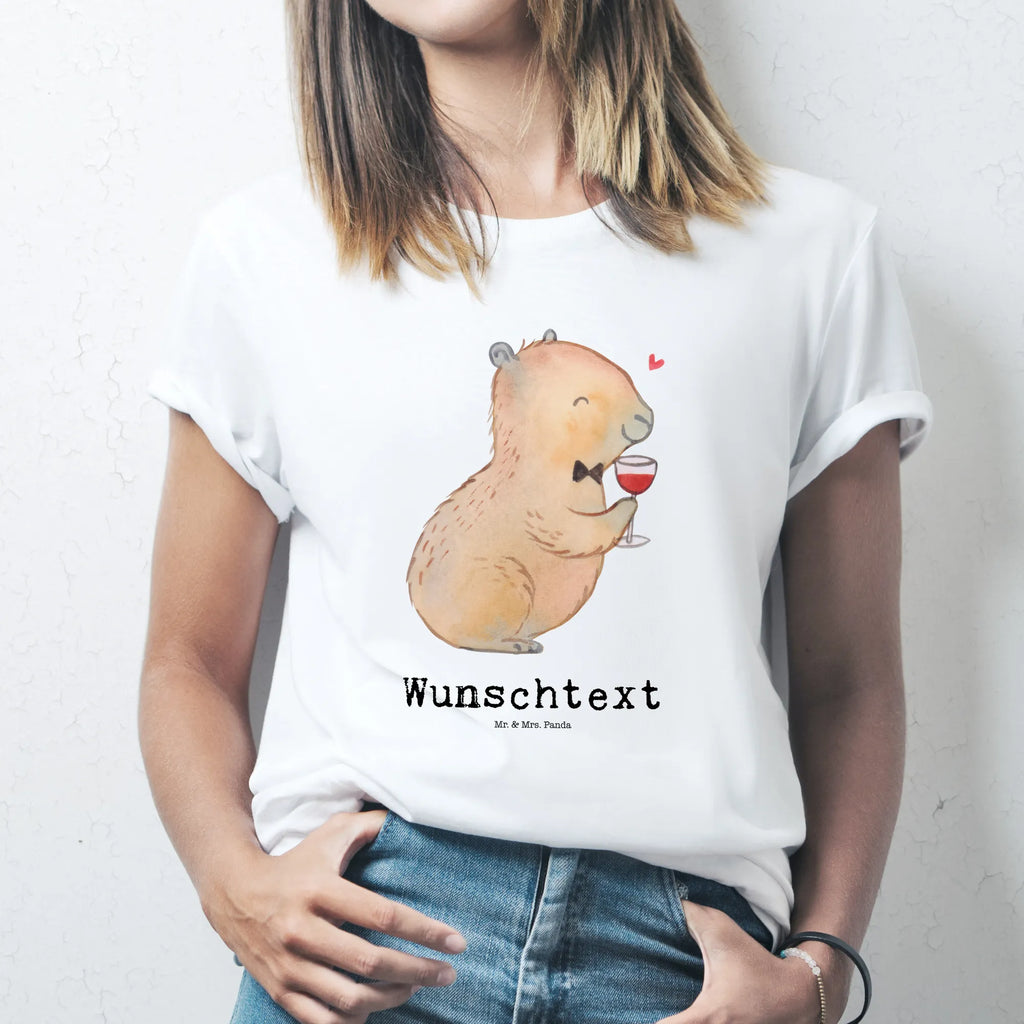 Personalisiertes T-Shirt Capybara Wein T-Shirt Personalisiert, T-Shirt mit Namen, T-Shirt mit Aufruck, Männer, Frauen, Tiermotive, Gute Laune, lustige Sprüche, Tiere, Capybara Weinflasche, Weinliebhaber Geschenk, Capybara Zeichnung, Adrette Tiere, Panda Handzeichnung, Weintrinkendes Nagetier, Capybara Kunstwerk, Geschenk für Weinkenner, Stilvolles Capybara, Heiterer Capybara, Liebe zum Wein Spruch, Wein Spaßbild, Handgezeichnetes Capybara