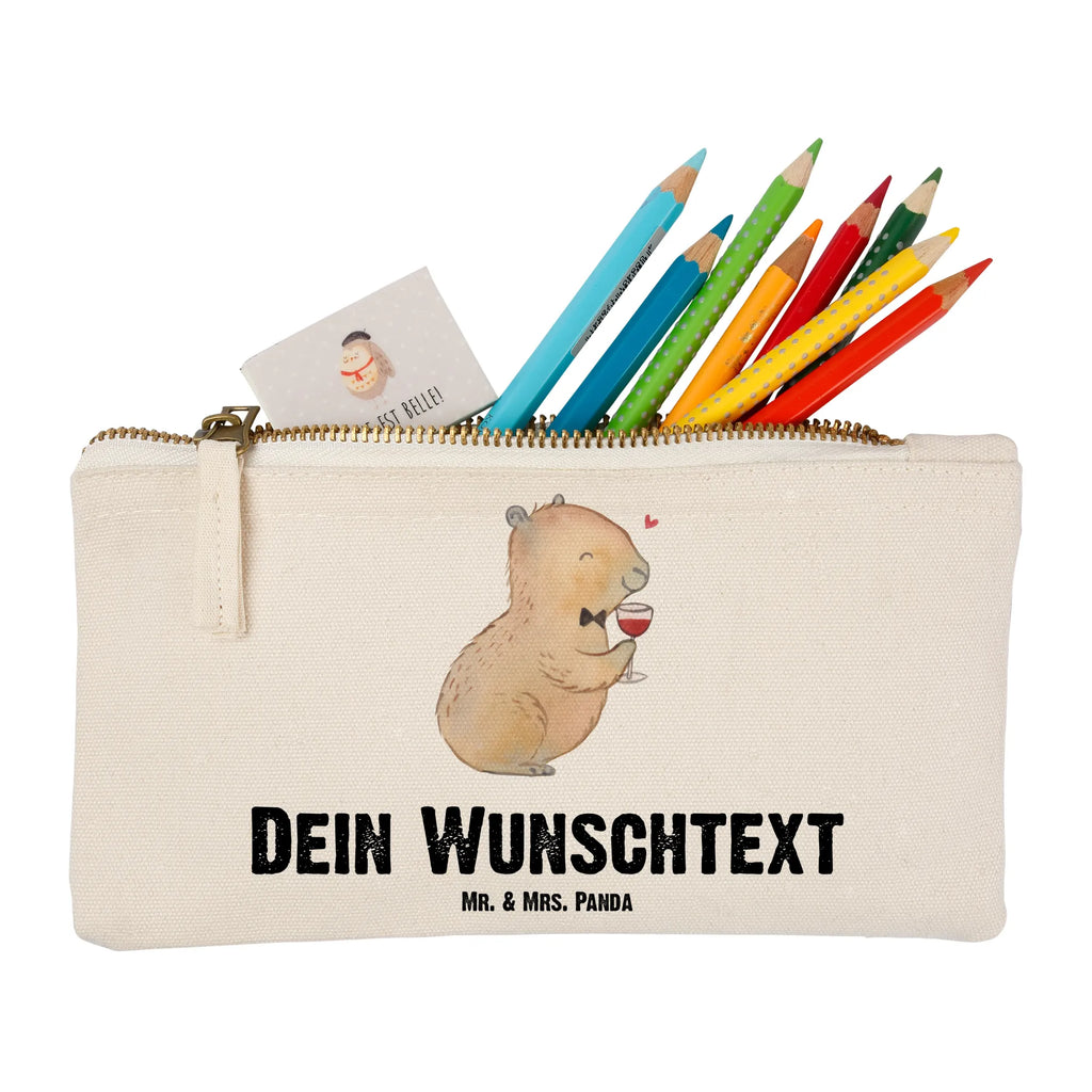 Personalisierte Schminktasche Capybara Wein Personalisierte Schminktasche, Personalisierte Kosmetiktasche, Personalisierter Kosmetikbeutel, Personalisiertes Stiftemäppchen, Personalisiertes Etui, Personalisierte Federmappe, Personalisierte Makeup Bag, Personalisiertes Schminketui, Personalisiertes Kosmetiketui, Personalisiertes Schlamperetui, Schminktasche mit Namen, Kosmetiktasche mit Namen, Kosmetikbeutel mit Namen, Stiftemäppchen mit Namen, Etui mit Namen, Federmappe mit Namen, Makeup Bg mit Namen, Schminketui mit Namen, Kosmetiketui mit Namen, Schlamperetui mit Namen, Schminktasche personalisieren, Schminktasche bedrucken, Schminktasche selbst gestalten, Tiermotive, Gute Laune, lustige Sprüche, Tiere, Capybara Weinflasche, Weinliebhaber Geschenk, Capybara Zeichnung, Adrette Tiere, Panda Handzeichnung, Weintrinkendes Nagetier, Capybara Kunstwerk, Geschenk für Weinkenner, Stilvolles Capybara, Heiterer Capybara, Liebe zum Wein Spruch, Wein Spaßbild, Handgezeichnetes Capybara