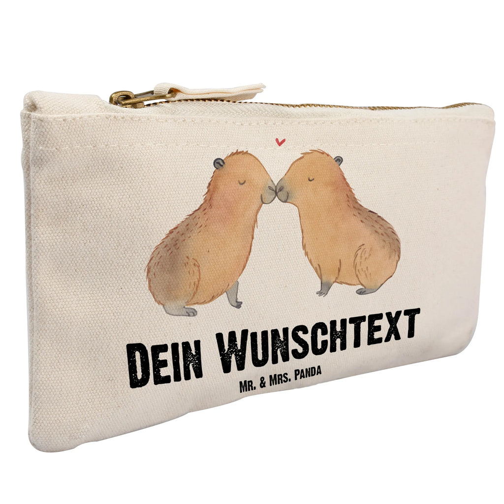 Personalisierte Schminktasche Capybara Liebe Personalisierte Schminktasche, Personalisierte Kosmetiktasche, Personalisierter Kosmetikbeutel, Personalisiertes Stiftemäppchen, Personalisiertes Etui, Personalisierte Federmappe, Personalisierte Makeup Bag, Personalisiertes Schminketui, Personalisiertes Kosmetiketui, Personalisiertes Schlamperetui, Schminktasche mit Namen, Kosmetiktasche mit Namen, Kosmetikbeutel mit Namen, Stiftemäppchen mit Namen, Etui mit Namen, Federmappe mit Namen, Makeup Bg mit Namen, Schminketui mit Namen, Kosmetiketui mit Namen, Schlamperetui mit Namen, Schminktasche personalisieren, Schminktasche bedrucken, Schminktasche selbst gestalten, Tiermotive, Gute Laune, lustige Sprüche, Tiere, Capybara, Liebe, verliebt, Paar, Jahrestag, Kuschel Capybaras, Tierliebe, Romantisches Geschenk, Handgezeichnet, Verschmolzen, Geschenkidee, Beziehung, Partnertiere, Ich bin deins, Du bist meins, Liebesspruch, Herzlich, Valentinstag, Ehejubiläum, Liebesbeweis