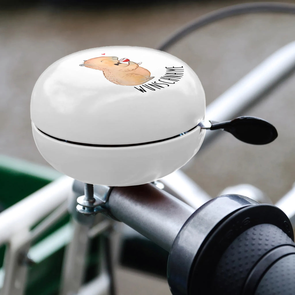 Personalisierte Fahrradklingel Capybara Wein Personalisierte Fahrradklingel, Personalisierte Fahrradglocke, Fahrradklingel mit Namen, Fahrradglocke mit Namen, Fahrradklingel selbst gestalten, Fahrradklingel Wunschname, Fahrradklingel Personalisiert, Fahrradklingel Individuell, Individuelle Fahrradklingel, Fahrradklingel Individuell Gestalten, Tiermotive, Gute Laune, lustige Sprüche, Tiere, Capybara Weinflasche, Weinliebhaber Geschenk, Capybara Zeichnung, Adrette Tiere, Panda Handzeichnung, Weintrinkendes Nagetier, Capybara Kunstwerk, Geschenk für Weinkenner, Stilvolles Capybara, Heiterer Capybara, Liebe zum Wein Spruch, Wein Spaßbild, Handgezeichnetes Capybara