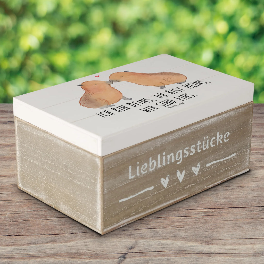 Holzkiste Capybara Liebe Holzkiste, Kiste, Schatzkiste, Truhe, Schatulle, XXL, Erinnerungsbox, Erinnerungskiste, Dekokiste, Aufbewahrungsbox, Geschenkbox, Geschenkdose, Tiermotive, Gute Laune, lustige Sprüche, Tiere, Capybara, Liebe, verliebt, Paar, Jahrestag, Kuschel Capybaras, Tierliebe, Romantisches Geschenk, Handgezeichnet, Verschmolzen, Geschenkidee, Beziehung, Partnertiere, Ich bin deins, Du bist meins, Liebesspruch, Herzlich, Valentinstag, Ehejubiläum, Liebesbeweis