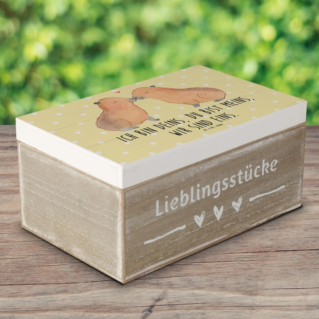 Holzkiste Capybara Liebe Holzkiste, Kiste, Schatzkiste, Truhe, Schatulle, XXL, Erinnerungsbox, Erinnerungskiste, Dekokiste, Aufbewahrungsbox, Geschenkbox, Geschenkdose, Tiermotive, Gute Laune, lustige Sprüche, Tiere, Capybara, Liebe, verliebt, Paar, Jahrestag, Kuschel Capybaras, Tierliebe, Romantisches Geschenk, Handgezeichnet, Verschmolzen, Geschenkidee, Beziehung, Partnertiere, Ich bin deins, Du bist meins, Liebesspruch, Herzlich, Valentinstag, Ehejubiläum, Liebesbeweis