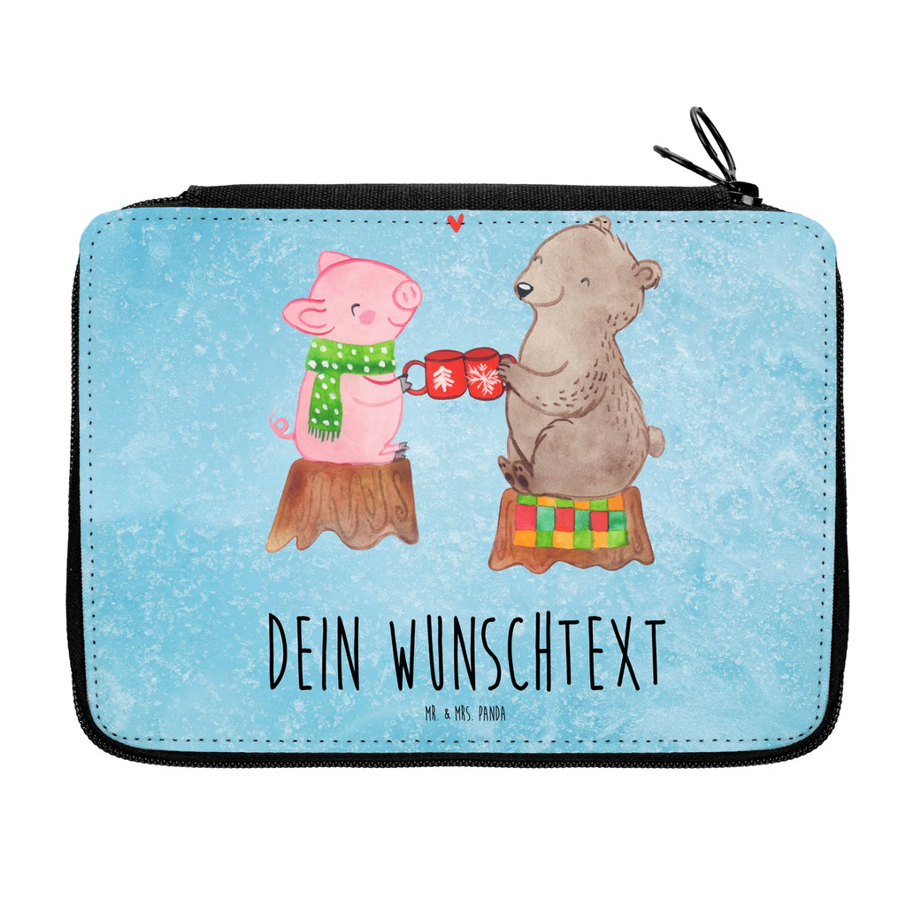 Personalisierte Federmappe Glühschwein Sause Personalisierte Federmappe, Personalisierte Stiftetasche, PersonalisierteS Stifte Etui, Schule, Einschulung, Geschenk, Kind, Schüler, Schülerin, Personalisierte Stifterolle, PersonalisierteS Federmäppchen, Motiv, Grundschule, Federmäppchen bedruckt, Büro Stifte Etui, Bestückte Federmappe, Kinder Federmappe, Federmappe Einschulung, Federmappe mit Namen, Stiftemappe mit Namen, Stifterolle mit Namen, Federmäppchen mit Namen, Winter, Weihnachten, Weihnachtsdeko, Nikolaus, Advent, Heiligabend, Wintermotiv, Prost, Alles Gute, Weihnachtszeit, Schwein, Bär