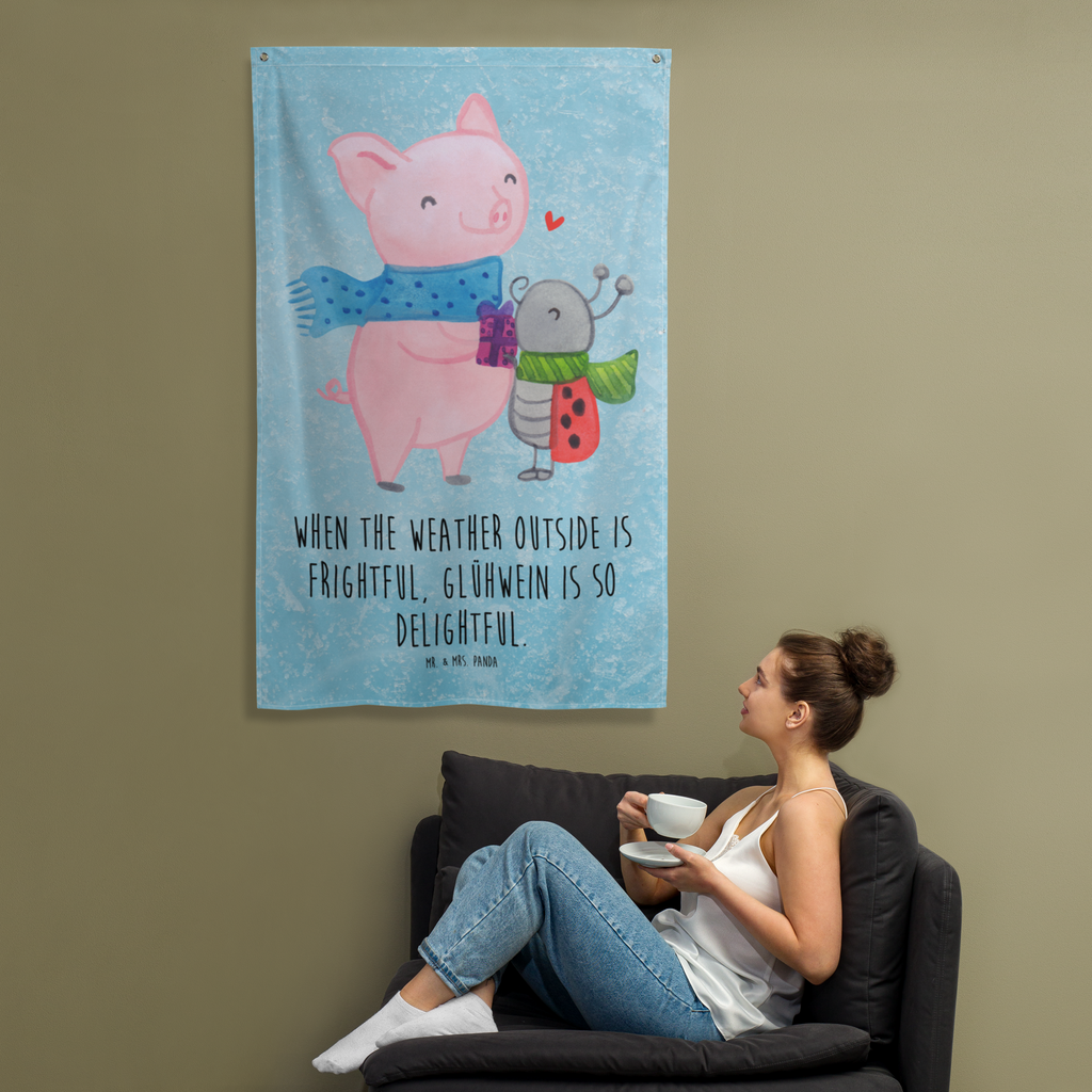 Wandteppich Glühschwein Smörle Wandbehang, Dekoration, Boho, Wandteppich, Wandtuch, Wanddeko, Tapisserie, Tapestry, Wandbild, Textil-Kunst, Schmuck-Wandbehang, Wand Deko, Kinderzimmer, Kinderzimmer Wand, Kinderzimmer Deko, Kinderzimmer Wanddeko, Winter, Weihnachten, Weihnachtsdeko, Nikolaus, Advent, Heiligabend, Wintermotiv, Handgezeichnetes Glühschwein, Kreatives Glühschwein Design, Winterlicher Glühwein Spruch, Glühwein Liebhaber Geschenk, Herzliches Marienkäfer Motiv, Marienkäfer in Winterkleidung, Glühwein ist köstlich Spruch, Smörle der stolze Marienkäfer, Süßer Marienkäfer gibt Geschenk, Romantische Geschenkidee Glühwein