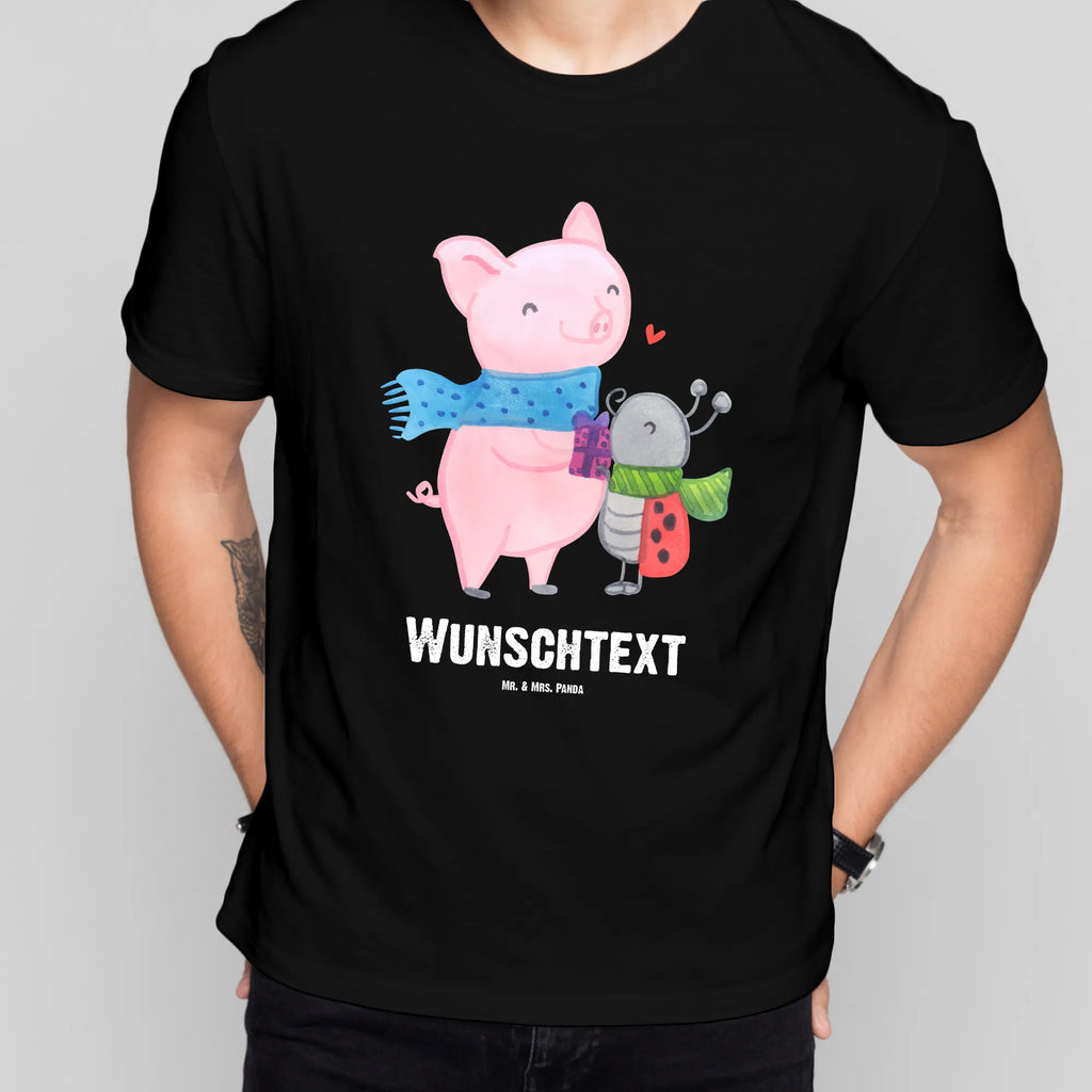 Personalisiertes T-Shirt Glühschwein Smörle T-Shirt Personalisiert, T-Shirt mit Namen, T-Shirt mit Aufruck, Männer, Frauen, Winter, Weihnachten, Weihnachtsdeko, Nikolaus, Advent, Heiligabend, Wintermotiv, Handgezeichnetes Glühschwein, Kreatives Glühschwein Design, Winterlicher Glühwein Spruch, Glühwein Liebhaber Geschenk, Herzliches Marienkäfer Motiv, Marienkäfer in Winterkleidung, Glühwein ist köstlich Spruch, Smörle der stolze Marienkäfer, Süßer Marienkäfer gibt Geschenk, Romantische Geschenkidee Glühwein