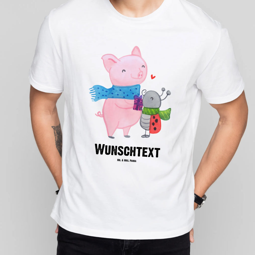 Personalisiertes T-Shirt Glühschwein Smörle T-Shirt Personalisiert, T-Shirt mit Namen, T-Shirt mit Aufruck, Männer, Frauen, Winter, Weihnachten, Weihnachtsdeko, Nikolaus, Advent, Heiligabend, Wintermotiv, Handgezeichnetes Glühschwein, Kreatives Glühschwein Design, Winterlicher Glühwein Spruch, Glühwein Liebhaber Geschenk, Herzliches Marienkäfer Motiv, Marienkäfer in Winterkleidung, Glühwein ist köstlich Spruch, Smörle der stolze Marienkäfer, Süßer Marienkäfer gibt Geschenk, Romantische Geschenkidee Glühwein