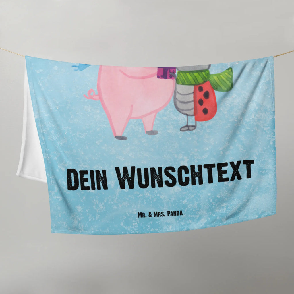 Babydecke mit Namen Glühschwein Smörle Babdyecke personalisiert, Babydecke mit Namen, Babydecke bedrucken, Babygeschenk personalisiet, Babygeschenk mit Namen, Krabbeldecke mit Namen, Krabbeldecke personalisiert, Winter, Weihnachten, Weihnachtsdeko, Nikolaus, Advent, Heiligabend, Wintermotiv, Handgezeichnetes Glühschwein, Kreatives Glühschwein Design, Winterlicher Glühwein Spruch, Glühwein Liebhaber Geschenk, Herzliches Marienkäfer Motiv, Marienkäfer in Winterkleidung, Glühwein ist köstlich Spruch, Smörle der stolze Marienkäfer, Süßer Marienkäfer gibt Geschenk, Romantische Geschenkidee Glühwein