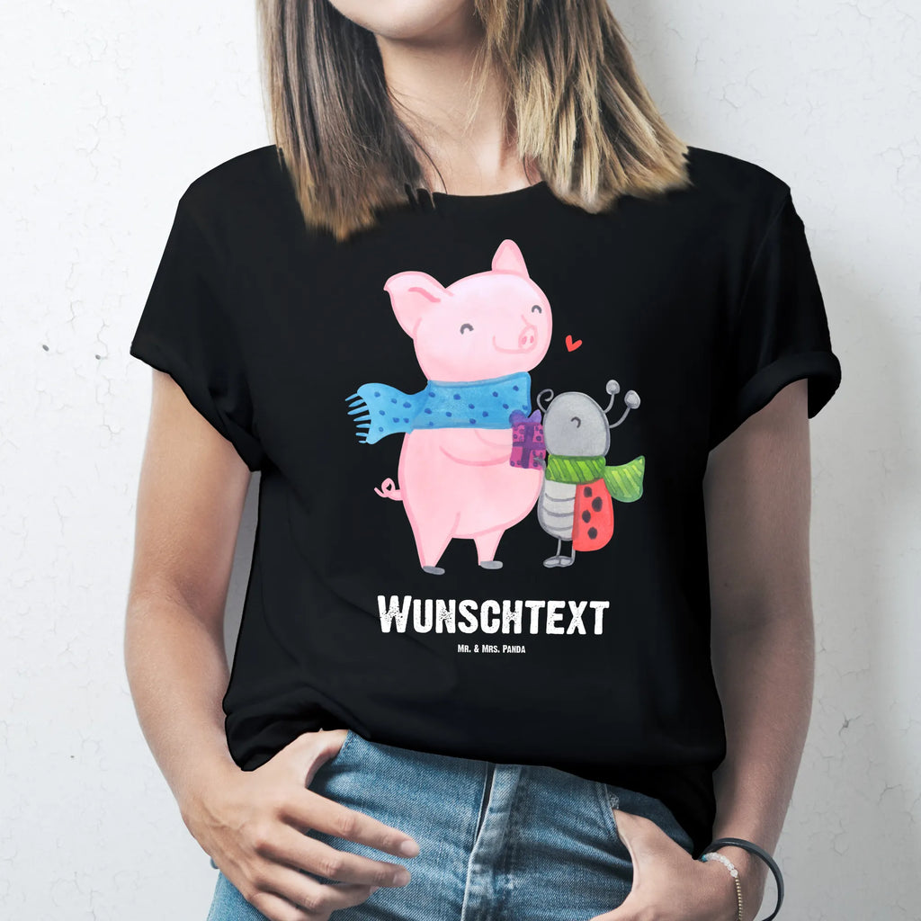 Personalisiertes T-Shirt Glühschwein Smörle T-Shirt Personalisiert, T-Shirt mit Namen, T-Shirt mit Aufruck, Männer, Frauen, Winter, Weihnachten, Weihnachtsdeko, Nikolaus, Advent, Heiligabend, Wintermotiv, Handgezeichnetes Glühschwein, Kreatives Glühschwein Design, Winterlicher Glühwein Spruch, Glühwein Liebhaber Geschenk, Herzliches Marienkäfer Motiv, Marienkäfer in Winterkleidung, Glühwein ist köstlich Spruch, Smörle der stolze Marienkäfer, Süßer Marienkäfer gibt Geschenk, Romantische Geschenkidee Glühwein