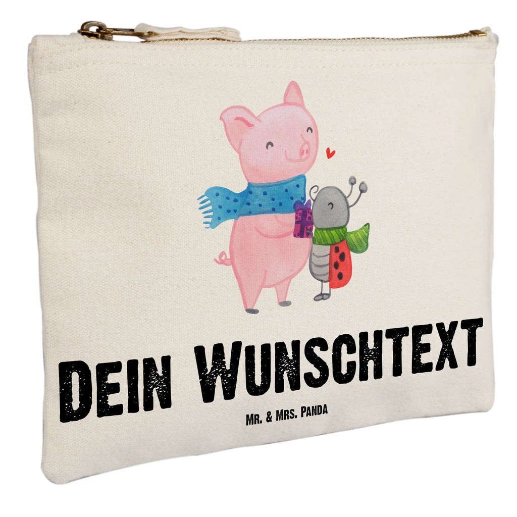 Personalisierte Schminktasche Glühschwein Smörle Personalisierte Schminktasche, Personalisierte Kosmetiktasche, Personalisierter Kosmetikbeutel, Personalisiertes Stiftemäppchen, Personalisiertes Etui, Personalisierte Federmappe, Personalisierte Makeup Bag, Personalisiertes Schminketui, Personalisiertes Kosmetiketui, Personalisiertes Schlamperetui, Schminktasche mit Namen, Kosmetiktasche mit Namen, Kosmetikbeutel mit Namen, Stiftemäppchen mit Namen, Etui mit Namen, Federmappe mit Namen, Makeup Bg mit Namen, Schminketui mit Namen, Kosmetiketui mit Namen, Schlamperetui mit Namen, Schminktasche personalisieren, Schminktasche bedrucken, Schminktasche selbst gestalten, Winter, Weihnachten, Weihnachtsdeko, Nikolaus, Advent, Heiligabend, Wintermotiv, Handgezeichnetes Glühschwein, Kreatives Glühschwein Design, Winterlicher Glühwein Spruch, Glühwein Liebhaber Geschenk, Herzliches Marienkäfer Motiv, Marienkäfer in Winterkleidung, Glühwein ist köstlich Spruch, Smörle der stolze Marienkäfer, Süßer Marienkäfer gibt Geschenk, Romantische Geschenkidee Glühwein