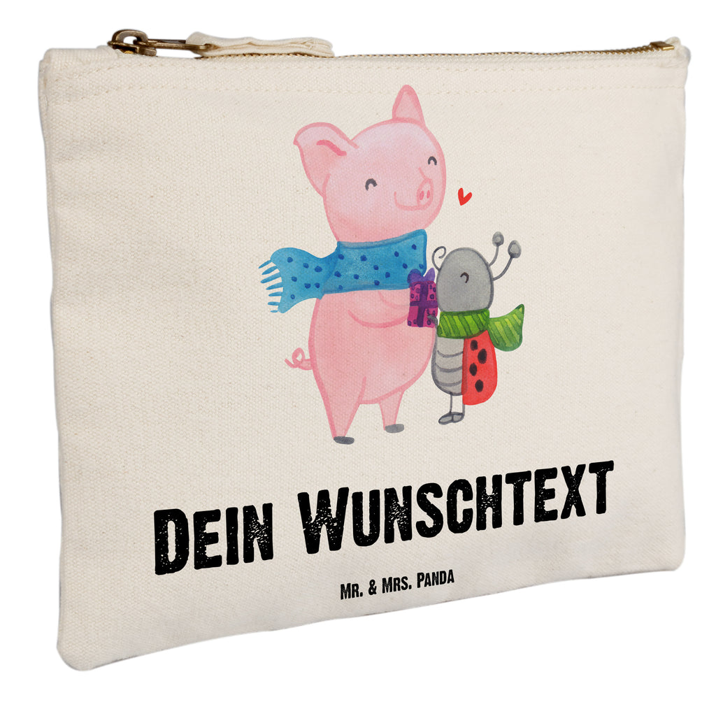 Personalisierte Schminktasche Glühschwein Smörle Personalisierte Schminktasche, Personalisierte Kosmetiktasche, Personalisierter Kosmetikbeutel, Personalisiertes Stiftemäppchen, Personalisiertes Etui, Personalisierte Federmappe, Personalisierte Makeup Bag, Personalisiertes Schminketui, Personalisiertes Kosmetiketui, Personalisiertes Schlamperetui, Schminktasche mit Namen, Kosmetiktasche mit Namen, Kosmetikbeutel mit Namen, Stiftemäppchen mit Namen, Etui mit Namen, Federmappe mit Namen, Makeup Bg mit Namen, Schminketui mit Namen, Kosmetiketui mit Namen, Schlamperetui mit Namen, Schminktasche personalisieren, Schminktasche bedrucken, Schminktasche selbst gestalten, Winter, Weihnachten, Weihnachtsdeko, Nikolaus, Advent, Heiligabend, Wintermotiv, Handgezeichnetes Glühschwein, Kreatives Glühschwein Design, Winterlicher Glühwein Spruch, Glühwein Liebhaber Geschenk, Herzliches Marienkäfer Motiv, Marienkäfer in Winterkleidung, Glühwein ist köstlich Spruch, Smörle der stolze Marienkäfer, Süßer Marienkäfer gibt Geschenk, Romantische Geschenkidee Glühwein