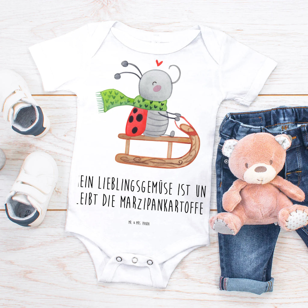 Baby Body Smörle Rodeln Babykleidung, Babystrampler, Strampler, Wickelbody, Baby Erstausstattung, Baby-Body, Baby-Strampler, Baby-Kleidung, Kurzarm-Strampler, Baby-Overall, Baby-Romper, Winter, Weihnachten, Weihnachtsdeko, Nikolaus, Advent, Heiligabend, Wintermotiv, Schlittenfahren, Smörle, Marzipan