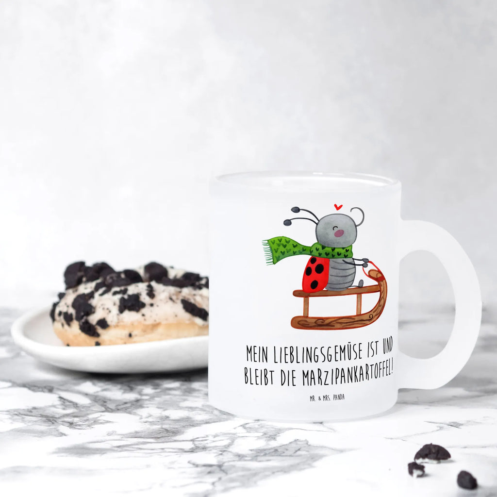 Teetasse Smörle Rodeln Teetasse, Teeglas, Teebecher, Tasse mit Henkel, Tasse, Glas Teetasse, Teetasse aus Glas, Winter, Weihnachten, Weihnachtsdeko, Nikolaus, Advent, Heiligabend, Wintermotiv, Schlittenfahren, Smörle, Marzipan