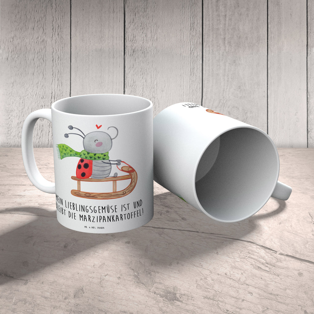 Tasse Smörle Rodeln Tasse, Kaffeetasse, Teetasse, Becher, Kaffeebecher, Teebecher, Keramiktasse, Porzellantasse, Büro Tasse, Geschenk Tasse, Tasse Sprüche, Tasse Motive, Kaffeetassen, Tasse bedrucken, Designer Tasse, Cappuccino Tassen, Schöne Teetassen, Winter, Weihnachten, Weihnachtsdeko, Nikolaus, Advent, Heiligabend, Wintermotiv, Schlittenfahren, Smörle, Marzipan