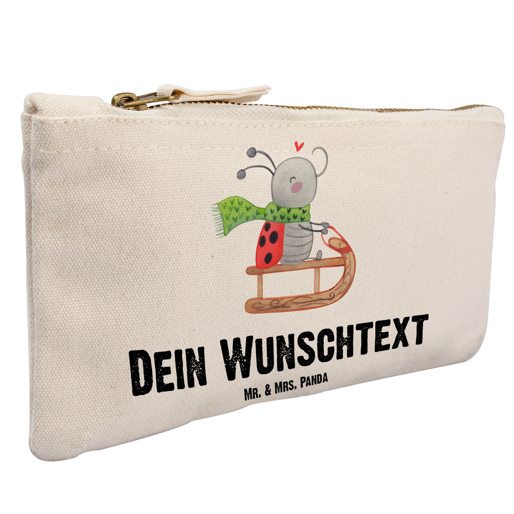 Personalisierte Schminktasche Smörle Rodeln Personalisierte Schminktasche, Personalisierte Kosmetiktasche, Personalisierter Kosmetikbeutel, Personalisiertes Stiftemäppchen, Personalisiertes Etui, Personalisierte Federmappe, Personalisierte Makeup Bag, Personalisiertes Schminketui, Personalisiertes Kosmetiketui, Personalisiertes Schlamperetui, Schminktasche mit Namen, Kosmetiktasche mit Namen, Kosmetikbeutel mit Namen, Stiftemäppchen mit Namen, Etui mit Namen, Federmappe mit Namen, Makeup Bg mit Namen, Schminketui mit Namen, Kosmetiketui mit Namen, Schlamperetui mit Namen, Schminktasche personalisieren, Schminktasche bedrucken, Schminktasche selbst gestalten, Winter, Weihnachten, Weihnachtsdeko, Nikolaus, Advent, Heiligabend, Wintermotiv, Schlittenfahren, Smörle, Marzipan