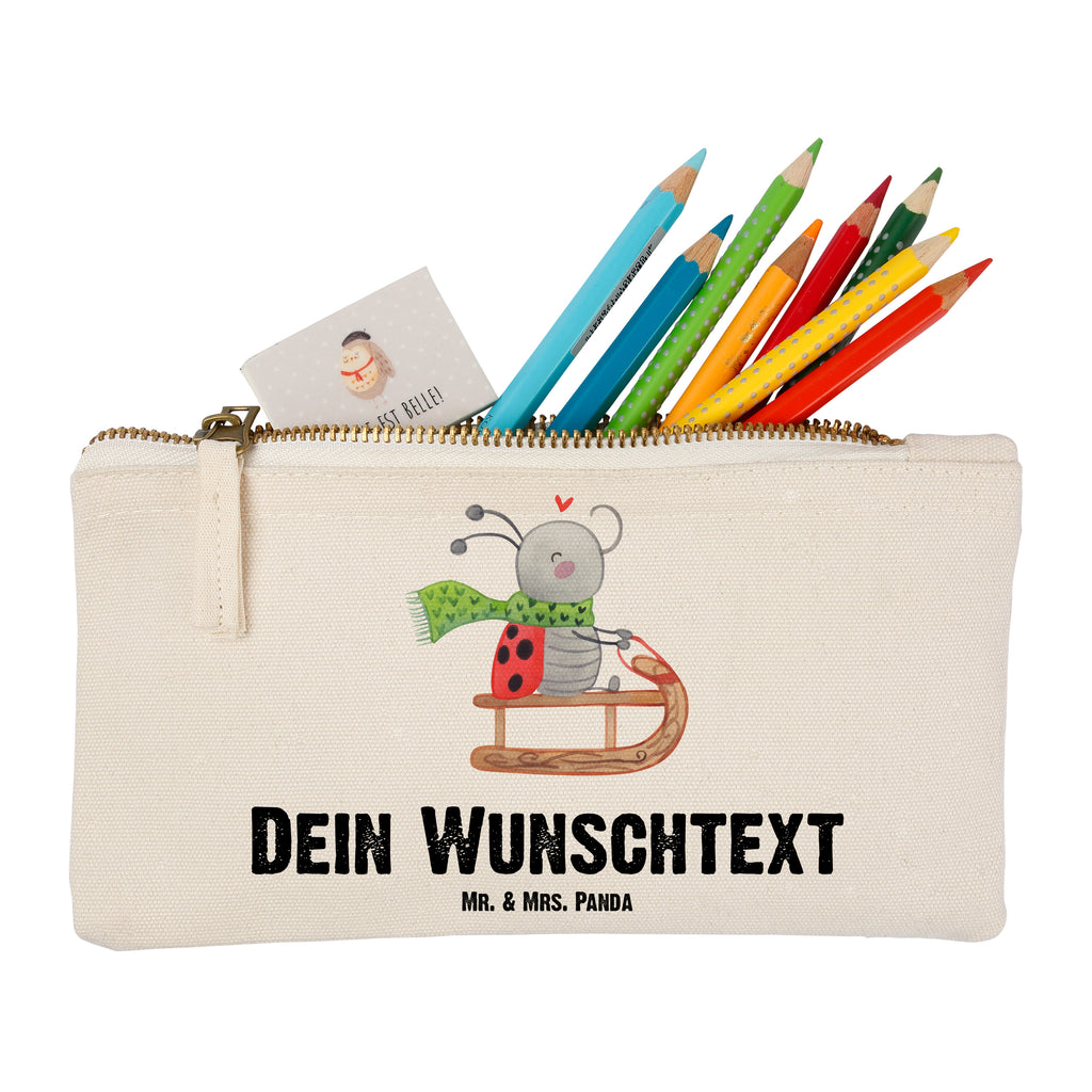 Personalisierte Schminktasche Smörle Rodeln Personalisierte Schminktasche, Personalisierte Kosmetiktasche, Personalisierter Kosmetikbeutel, Personalisiertes Stiftemäppchen, Personalisiertes Etui, Personalisierte Federmappe, Personalisierte Makeup Bag, Personalisiertes Schminketui, Personalisiertes Kosmetiketui, Personalisiertes Schlamperetui, Schminktasche mit Namen, Kosmetiktasche mit Namen, Kosmetikbeutel mit Namen, Stiftemäppchen mit Namen, Etui mit Namen, Federmappe mit Namen, Makeup Bg mit Namen, Schminketui mit Namen, Kosmetiketui mit Namen, Schlamperetui mit Namen, Schminktasche personalisieren, Schminktasche bedrucken, Schminktasche selbst gestalten, Winter, Weihnachten, Weihnachtsdeko, Nikolaus, Advent, Heiligabend, Wintermotiv, Schlittenfahren, Smörle, Marzipan