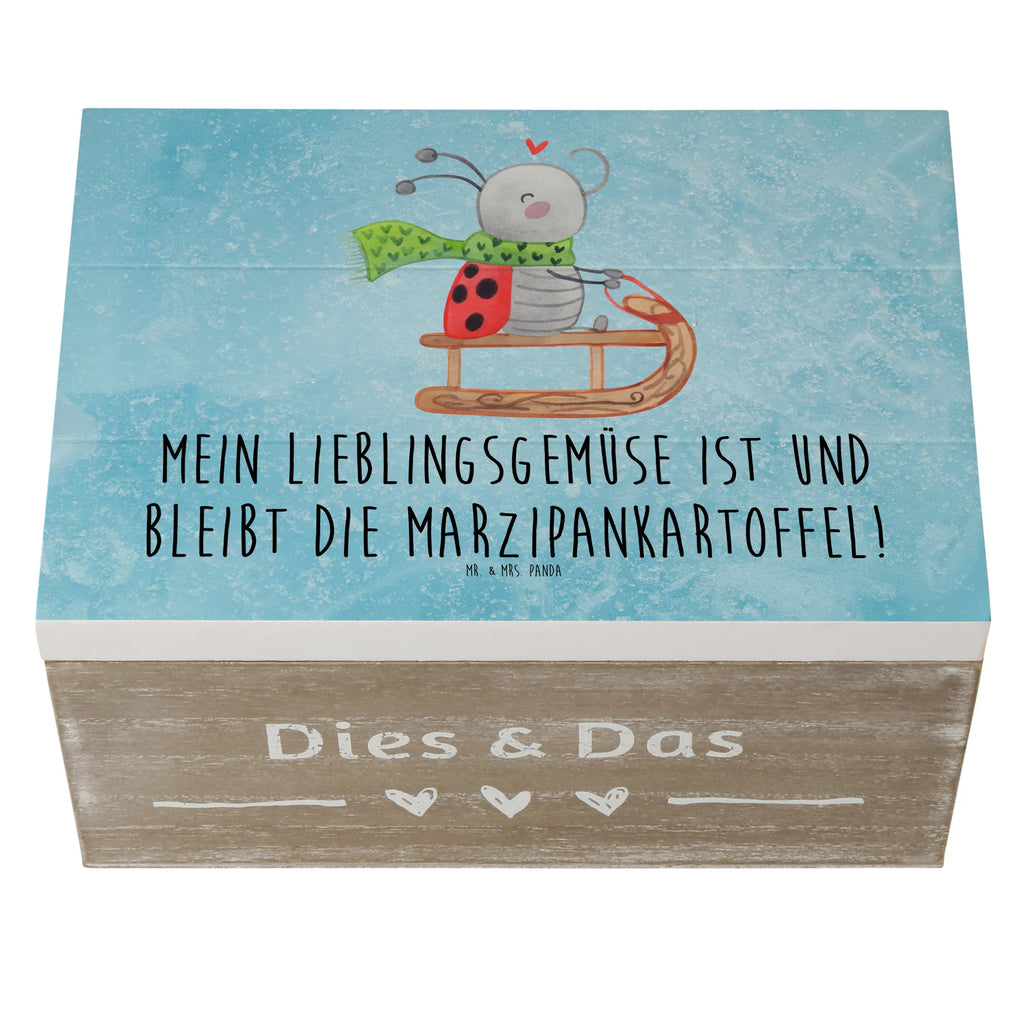 Holzkiste Smörle Rodeln Holzkiste, Kiste, Schatzkiste, Truhe, Schatulle, XXL, Erinnerungsbox, Erinnerungskiste, Dekokiste, Aufbewahrungsbox, Geschenkbox, Geschenkdose, Winter, Weihnachten, Weihnachtsdeko, Nikolaus, Advent, Heiligabend, Wintermotiv, Schlittenfahren, Smörle, Marzipan