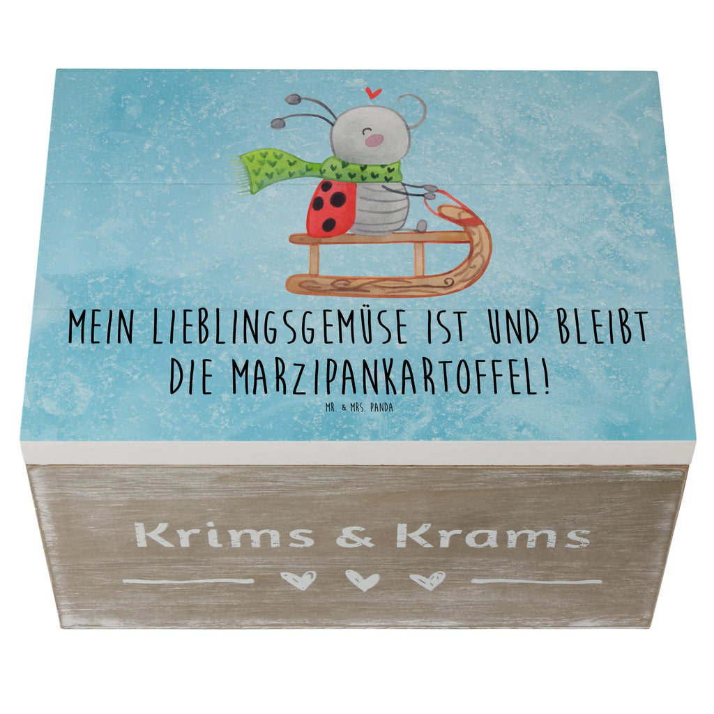 Holzkiste Smörle Rodeln Holzkiste, Kiste, Schatzkiste, Truhe, Schatulle, XXL, Erinnerungsbox, Erinnerungskiste, Dekokiste, Aufbewahrungsbox, Geschenkbox, Geschenkdose, Winter, Weihnachten, Weihnachtsdeko, Nikolaus, Advent, Heiligabend, Wintermotiv, Schlittenfahren, Smörle, Marzipan