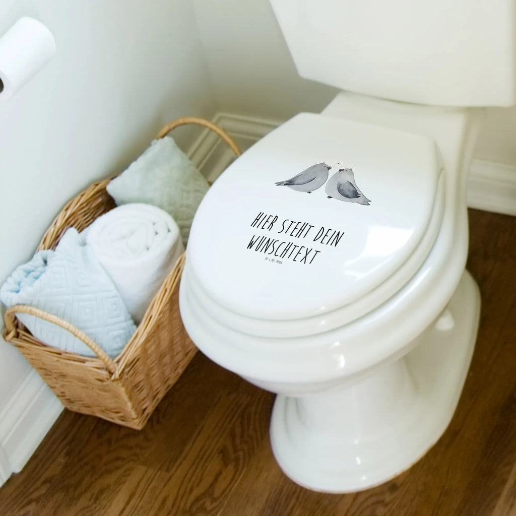 Personalisierter WC Sitz Motiv Turteltauben Liebe Personalisierte Klobrille, Personalisierter Klodeckel, Personalisierter Toilettendeckel, Personalisierter WC-Sitz, Toilettendeckel mit Namen, WC Sitz mit Namen, Liebe, Partner, Freund, Freundin, Ehemann, Ehefrau, Heiraten, Verlobung, Heiratsantrag, Liebesgeschenk, Jahrestag, Hocheitstag, Turteltauben, Turteltäubchen, Tauben, Verliebt, Verlobt, Verheiratet, Geschenk Freundin, Geschenk Freund, Liebesbeweis, Hochzeitstag, Geschenk Hochzeit