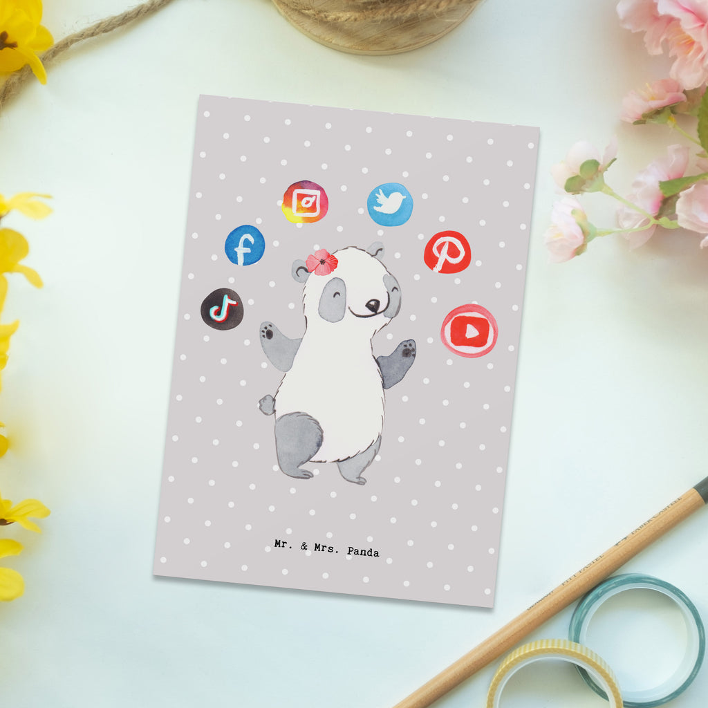 Postkarte Social Media Managerin mit Herz Postkarte, Karte, Geschenkkarte, Grußkarte, Einladung, Ansichtskarte, Geburtstagskarte, Einladungskarte, Dankeskarte, Ansichtskarten, Einladung Geburtstag, Einladungskarten Geburtstag, Beruf, Ausbildung, Jubiläum, Abschied, Rente, Kollege, Kollegin, Geschenk, Schenken, Arbeitskollege, Mitarbeiter, Firma, Danke, Dankeschön