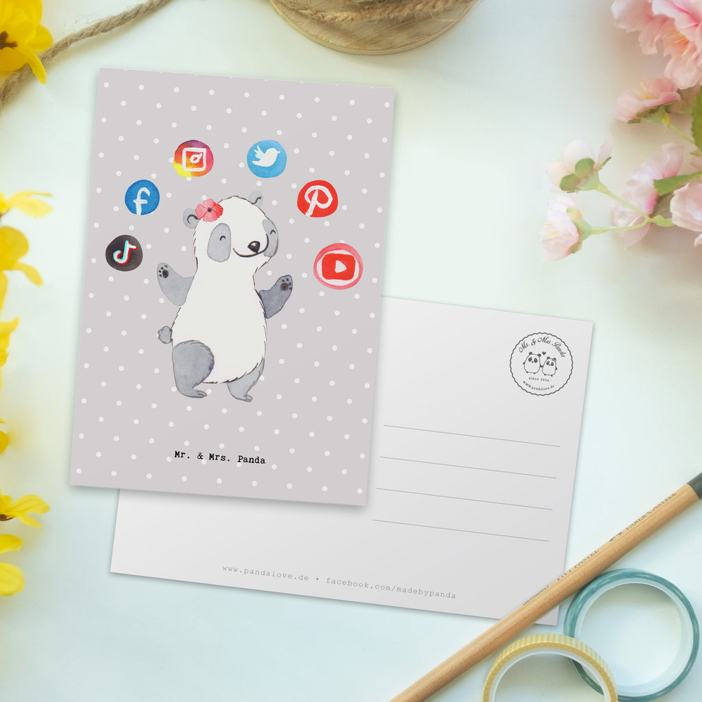 Postkarte Social Media Managerin mit Herz Postkarte, Karte, Geschenkkarte, Grußkarte, Einladung, Ansichtskarte, Geburtstagskarte, Einladungskarte, Dankeskarte, Ansichtskarten, Einladung Geburtstag, Einladungskarten Geburtstag, Beruf, Ausbildung, Jubiläum, Abschied, Rente, Kollege, Kollegin, Geschenk, Schenken, Arbeitskollege, Mitarbeiter, Firma, Danke, Dankeschön