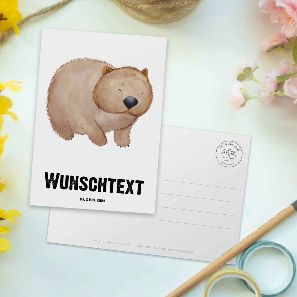 Personalisierte Postkarte Wombat Postkarte mit Namen, Postkarte bedrucken, Postkarte mit Wunschtext, Postkarte personalisierbar, Geschenkkarte mit Namen, Grußkarte mit Namen, Karte mit Namen, Einladung mit Namen, Ansichtskarte mit Namen, Geschenkkarte mit Wunschtext, Grußkarte mit Wunschtext, Karte mit Wunschtext, Einladung mit Wunschtext, Ansichtskarte mit Wunschtext, Tiermotive, Gute Laune, lustige Sprüche, Tiere, Wombat, Das Leben ist schön, Motivation, Spruch, Australien