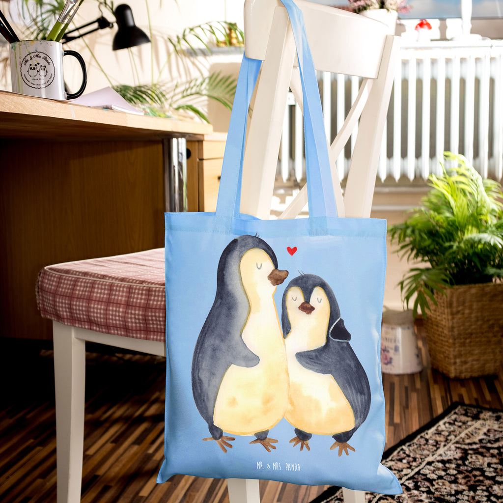 Tragetasche Pinguin umarmend Beuteltasche, Beutel, Einkaufstasche, Jutebeutel, Stoffbeutel, Tasche, Shopper, Umhängetasche, Strandtasche, Schultertasche, Stofftasche, Tragetasche, Badetasche, Jutetasche, Einkaufstüte, Laptoptasche, Pinguin, Liebe, Liebespaar, Liebesbeweis, Liebesgeschenk, Verlobung, Jahrestag, Hochzeitstag, Hochzeit, Hochzeitsgeschenk