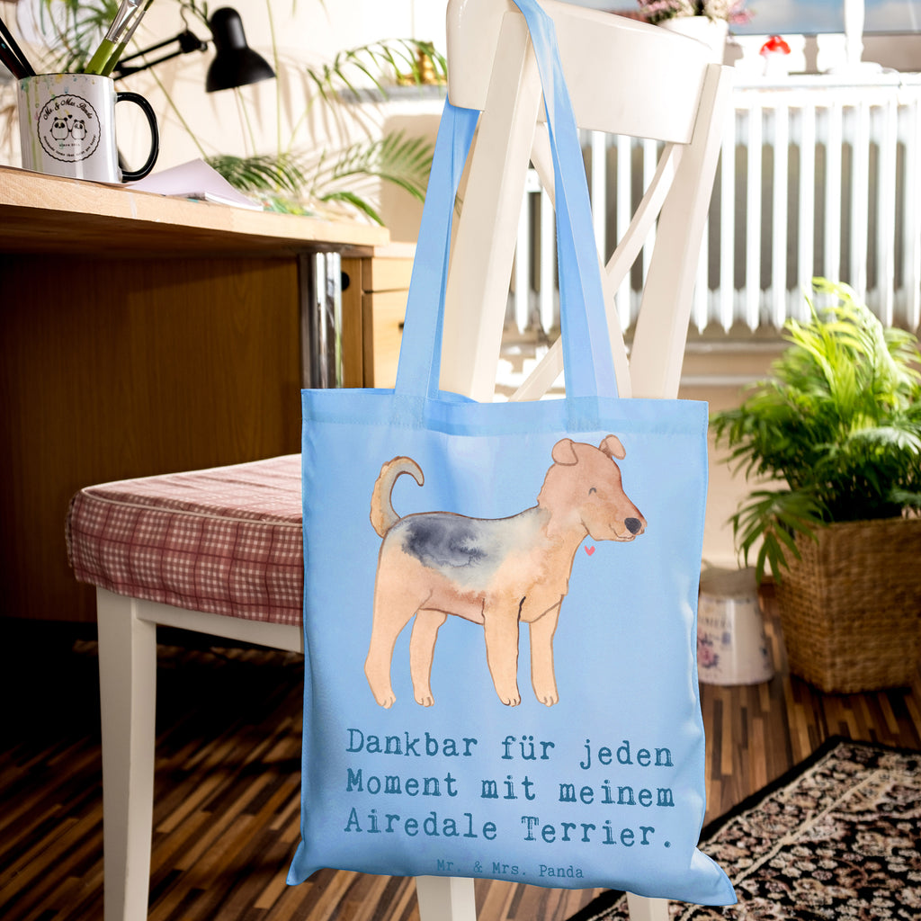 Tragetasche Airedale Terrier Moment Beuteltasche, Beutel, Einkaufstasche, Jutebeutel, Stoffbeutel, Tasche, Shopper, Umhängetasche, Strandtasche, Schultertasche, Stofftasche, Tragetasche, Badetasche, Jutetasche, Einkaufstüte, Laptoptasche, Hund, Hunderasse, Rassehund, Hundebesitzer, Geschenk, Tierfreund, Schenken, Welpe, Airedale Terrier