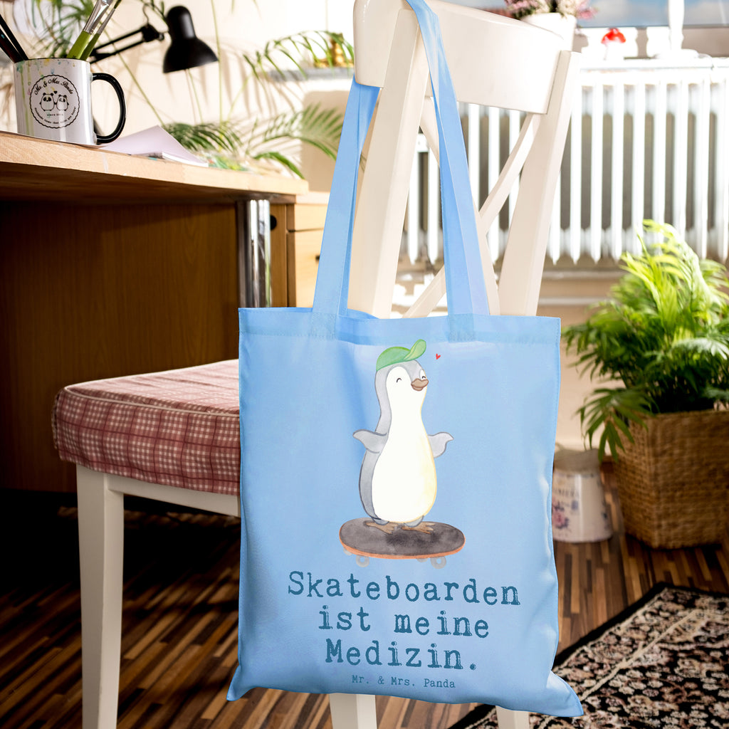 Tragetasche Pinguin Skateboarden Beuteltasche, Beutel, Einkaufstasche, Jutebeutel, Stoffbeutel, Tasche, Shopper, Umhängetasche, Strandtasche, Schultertasche, Stofftasche, Tragetasche, Badetasche, Jutetasche, Einkaufstüte, Laptoptasche, Geschenk, Sport, Sportart, Hobby, Schenken, Danke, Dankeschön, Auszeichnung, Gewinn, Sportler, Skateboarden, Skateboard fahren, Skaten, Skateboard, Skateplatz