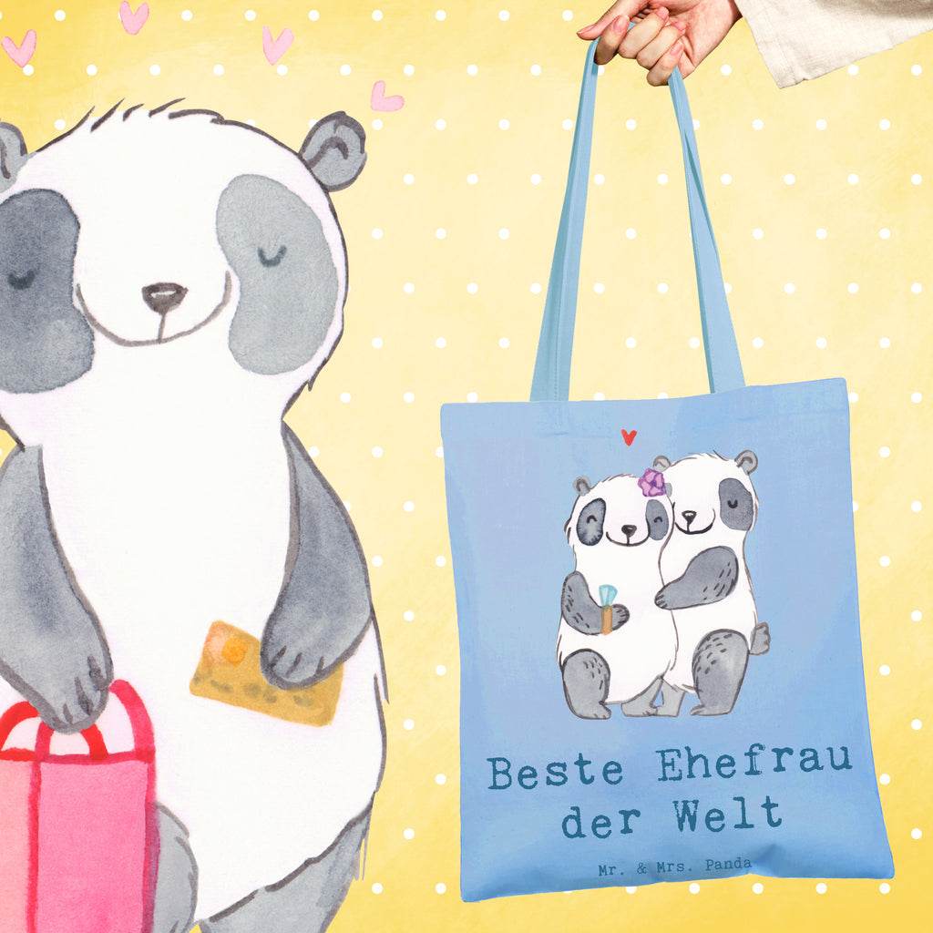 Tragetasche Panda Beste Ehefrau der Welt Beuteltasche, Beutel, Einkaufstasche, Jutebeutel, Stoffbeutel, Tasche, Shopper, Umhängetasche, Strandtasche, Schultertasche, Stofftasche, Tragetasche, Badetasche, Jutetasche, Einkaufstüte, Laptoptasche, für, Dankeschön, Geschenk, Schenken, Geburtstag, Geburtstagsgeschenk, Geschenkidee, Danke, Bedanken, Mitbringsel, Freude machen, Geschenktipp, Ehefrau, Beste, Frau, Partnerin, Freundin, Traumfrau, Hochzeit, Liebling, Ehepartner, Ehe, Gattin, Lebensgefährtin, Braut, Kleinigkeit