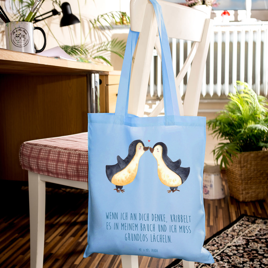 Tragetasche Pinguine Kuss Beuteltasche, Beutel, Einkaufstasche, Jutebeutel, Stoffbeutel, Tasche, Shopper, Umhängetasche, Strandtasche, Schultertasche, Stofftasche, Tragetasche, Badetasche, Jutetasche, Einkaufstüte, Laptoptasche, Liebe, Partner, Freund, Freundin, Ehemann, Ehefrau, Heiraten, Verlobung, Heiratsantrag, Liebesgeschenk, Jahrestag, Hocheitstag, Valentinstag, Geschenk für Frauen, Hochzeitstag, Mitbringsel, Geschenk für Freundin, Geschenk für Partner, Liebesbeweis, für Männer, für Ehemann