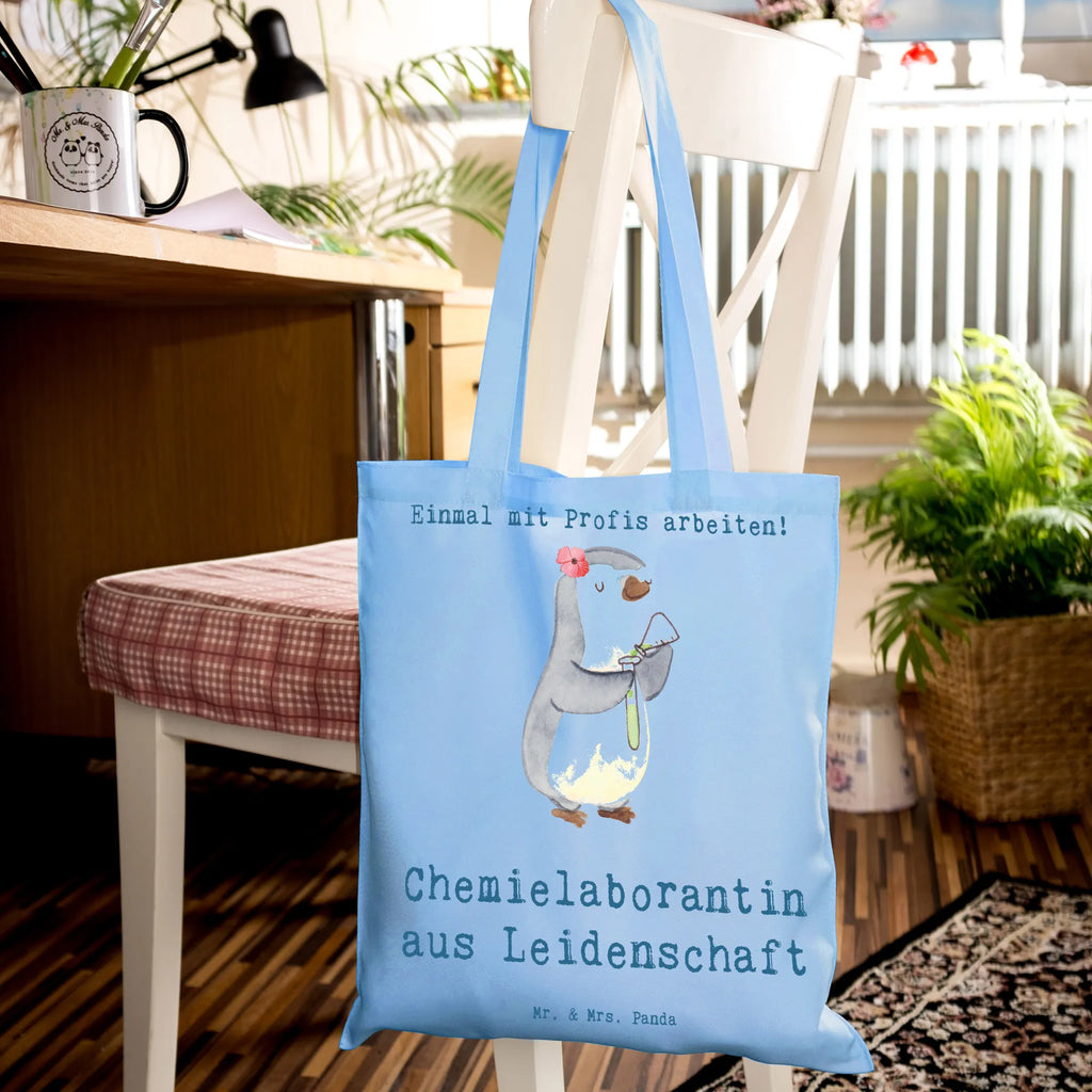 Tragetasche Chemielaborantin aus Leidenschaft Beuteltasche, Beutel, Einkaufstasche, Jutebeutel, Stoffbeutel, Tasche, Shopper, Umhängetasche, Strandtasche, Schultertasche, Stofftasche, Tragetasche, Badetasche, Jutetasche, Einkaufstüte, Laptoptasche, Beruf, Ausbildung, Jubiläum, Abschied, Rente, Kollege, Kollegin, Geschenk, Schenken, Arbeitskollege, Mitarbeiter, Firma, Danke, Dankeschön, Chemikerin, Chemielaborantin, Naturwissenschaftlerin, Labor, Studium, Forschung, Wissenschaftlerin