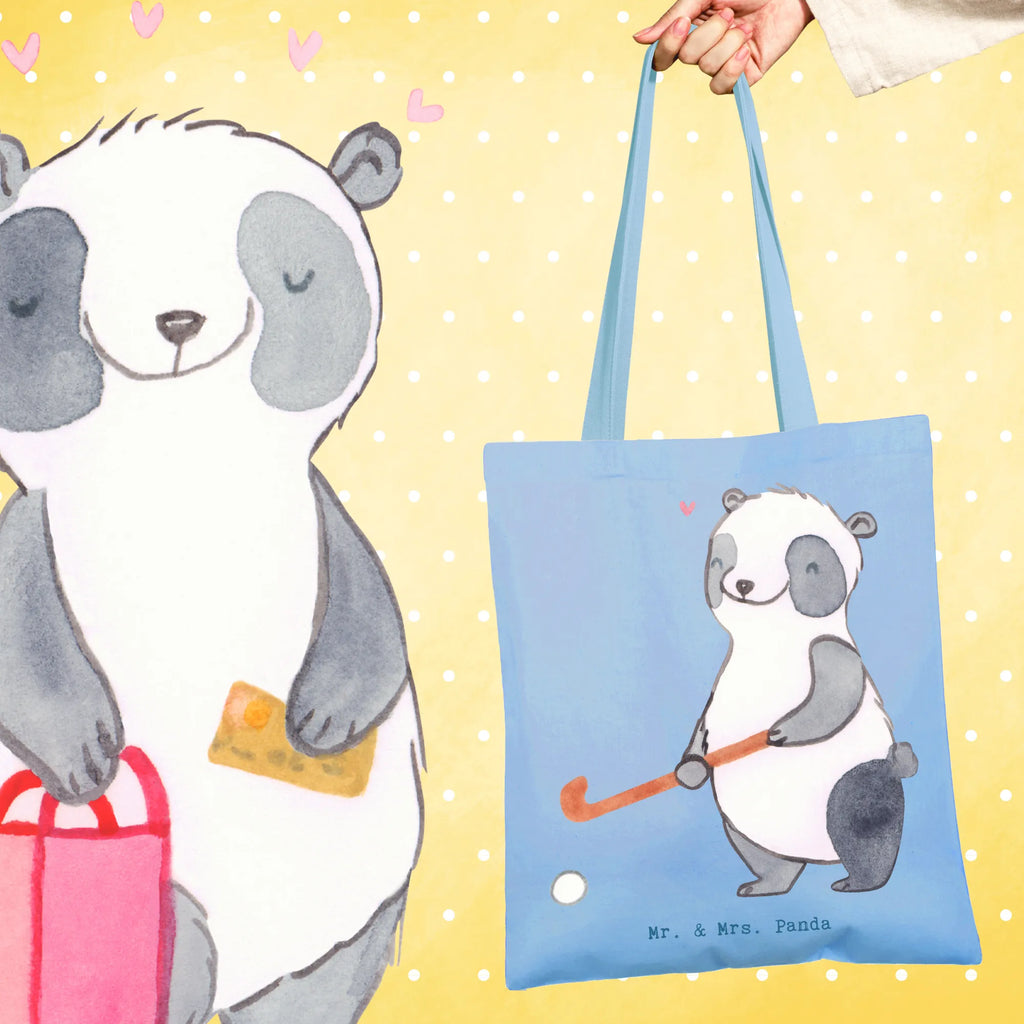 Tragetasche Panda Hockey spielen Beuteltasche, Beutel, Einkaufstasche, Jutebeutel, Stoffbeutel, Tasche, Shopper, Umhängetasche, Strandtasche, Schultertasche, Stofftasche, Tragetasche, Badetasche, Jutetasche, Einkaufstüte, Laptoptasche, Geschenk, Sport, Sportart, Hobby, Schenken, Danke, Dankeschön, Auszeichnung, Gewinn, Sportler, Hockey spielen, Feldhockey, Hockeyschläger, Hockey Verein