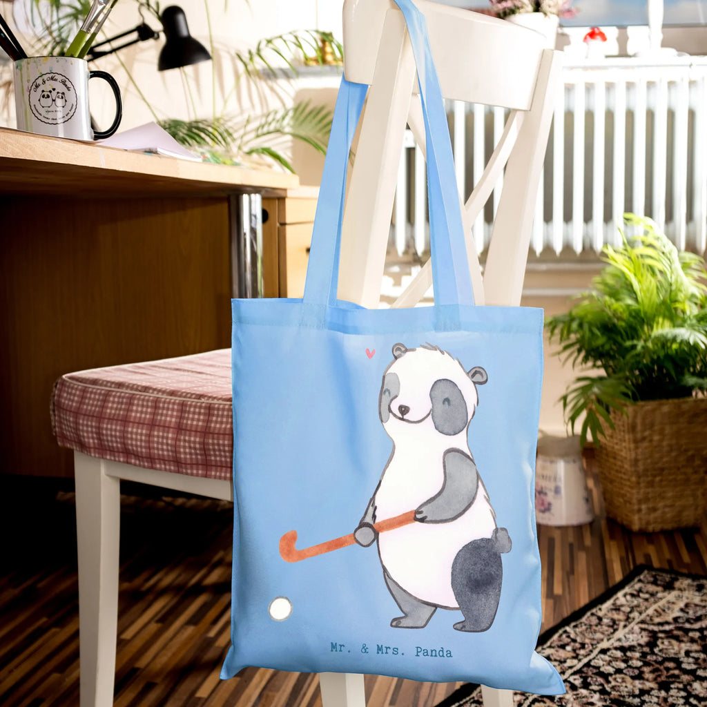 Tragetasche Panda Hockey spielen Beuteltasche, Beutel, Einkaufstasche, Jutebeutel, Stoffbeutel, Tasche, Shopper, Umhängetasche, Strandtasche, Schultertasche, Stofftasche, Tragetasche, Badetasche, Jutetasche, Einkaufstüte, Laptoptasche, Geschenk, Sport, Sportart, Hobby, Schenken, Danke, Dankeschön, Auszeichnung, Gewinn, Sportler, Hockey spielen, Feldhockey, Hockeyschläger, Hockey Verein