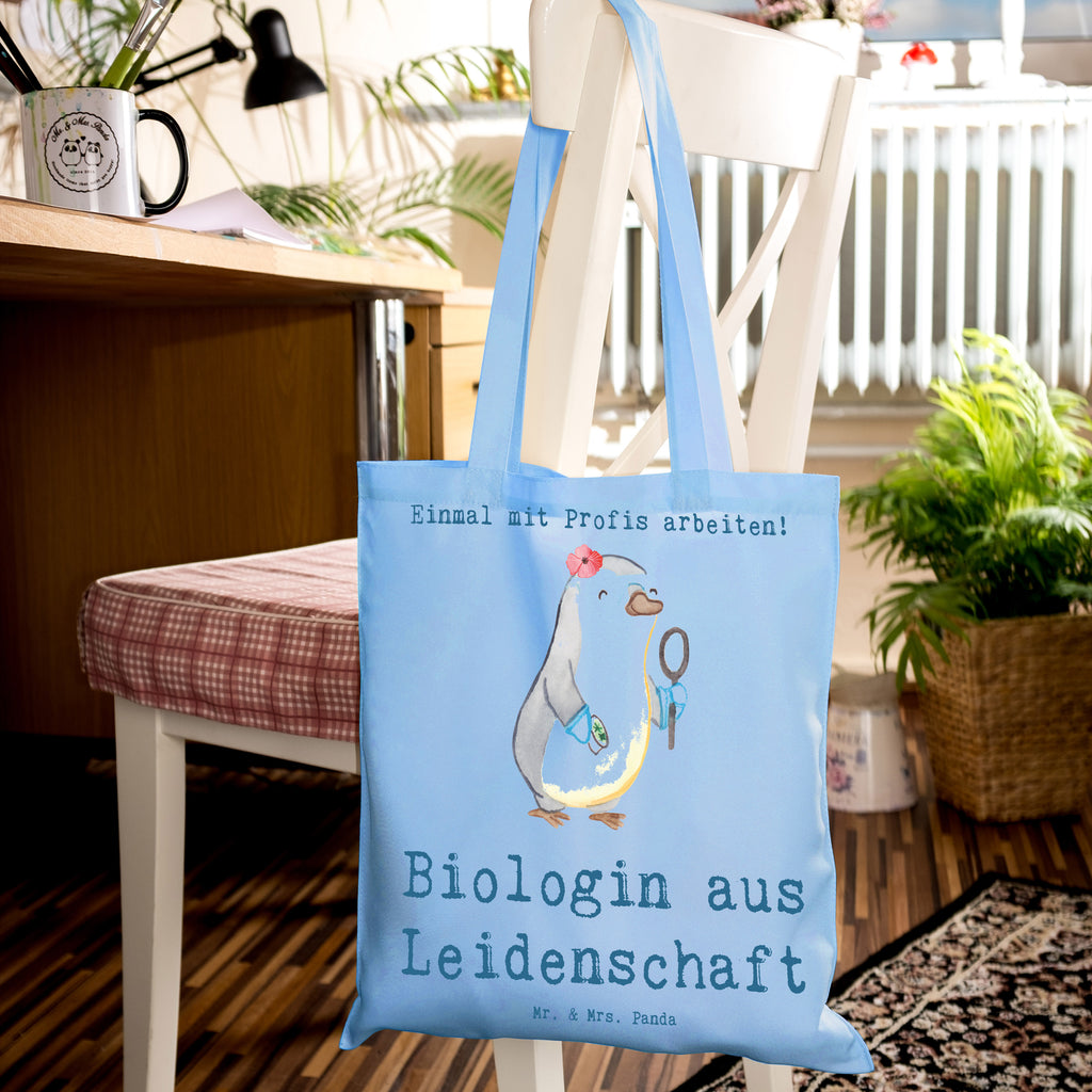 Tragetasche Biologin aus Leidenschaft Beuteltasche, Beutel, Einkaufstasche, Jutebeutel, Stoffbeutel, Tasche, Shopper, Umhängetasche, Strandtasche, Schultertasche, Stofftasche, Tragetasche, Badetasche, Jutetasche, Einkaufstüte, Laptoptasche, Beruf, Ausbildung, Jubiläum, Abschied, Rente, Kollege, Kollegin, Geschenk, Schenken, Arbeitskollege, Mitarbeiter, Firma, Danke, Dankeschön, Biologin, Biologie, Naturwissenschaftlerin, Labor, Studium, Bachelor, Master