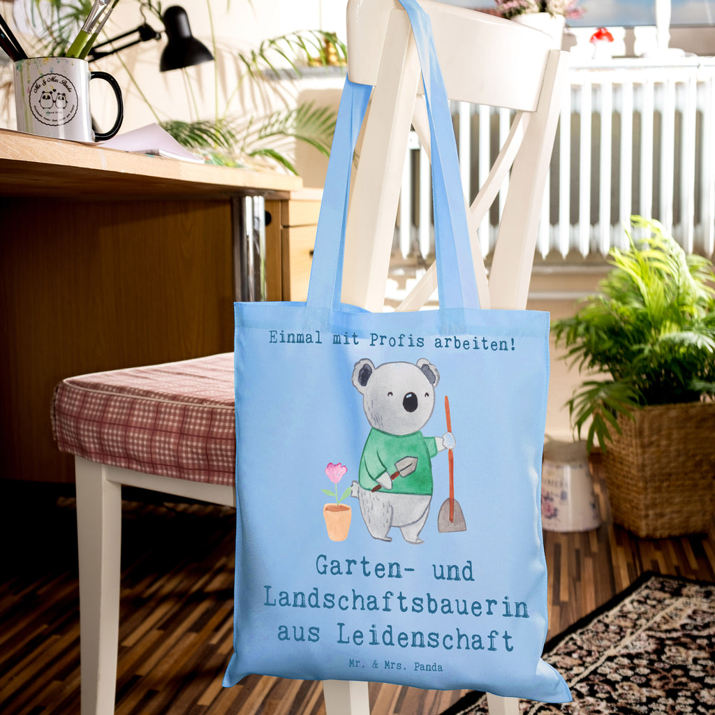 Tragetasche Garten- und Landschaftsbauerin aus Leidenschaft Beuteltasche, Beutel, Einkaufstasche, Jutebeutel, Stoffbeutel, Tasche, Shopper, Umhängetasche, Strandtasche, Schultertasche, Stofftasche, Tragetasche, Badetasche, Jutetasche, Einkaufstüte, Laptoptasche, Beruf, Ausbildung, Jubiläum, Abschied, Rente, Kollege, Kollegin, Geschenk, Schenken, Arbeitskollege, Mitarbeiter, Firma, Danke, Dankeschön, Gärtnerin, Gartenplaner, Gärtnerei, Gartenbau, Hobbygärtnerin, Garten- und Landschaftsbauerin