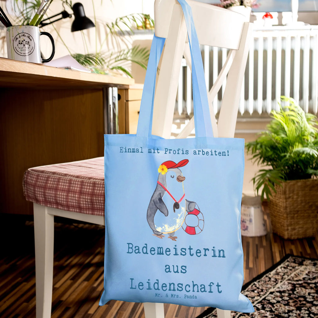 Tragetasche Bademeisterin aus Leidenschaft Beuteltasche, Beutel, Einkaufstasche, Jutebeutel, Stoffbeutel, Tasche, Shopper, Umhängetasche, Strandtasche, Schultertasche, Stofftasche, Tragetasche, Badetasche, Jutetasche, Einkaufstüte, Laptoptasche, Beruf, Ausbildung, Jubiläum, Abschied, Rente, Kollege, Kollegin, Geschenk, Schenken, Arbeitskollege, Mitarbeiter, Firma, Danke, Dankeschön, Bademeisterin, Rettungsschwimmerin, Schwimmmeisterin, Schwimmbad, Freibad, Badeanstalt, Schwimmverein, Schwimmschule