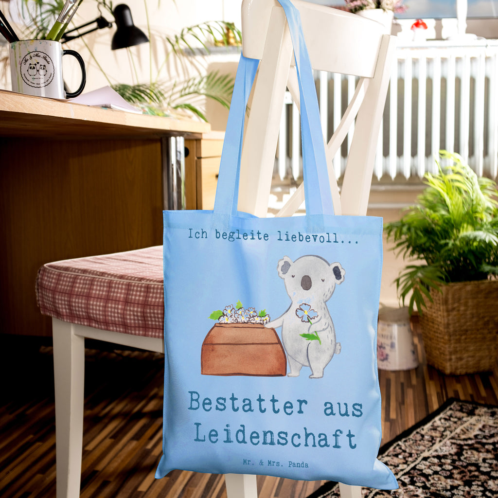 Tragetasche Bestatter aus Leidenschaft Beuteltasche, Beutel, Einkaufstasche, Jutebeutel, Stoffbeutel, Tasche, Shopper, Umhängetasche, Strandtasche, Schultertasche, Stofftasche, Tragetasche, Badetasche, Jutetasche, Einkaufstüte, Laptoptasche, Beruf, Ausbildung, Jubiläum, Abschied, Rente, Kollege, Kollegin, Geschenk, Schenken, Arbeitskollege, Mitarbeiter, Firma, Danke, Dankeschön