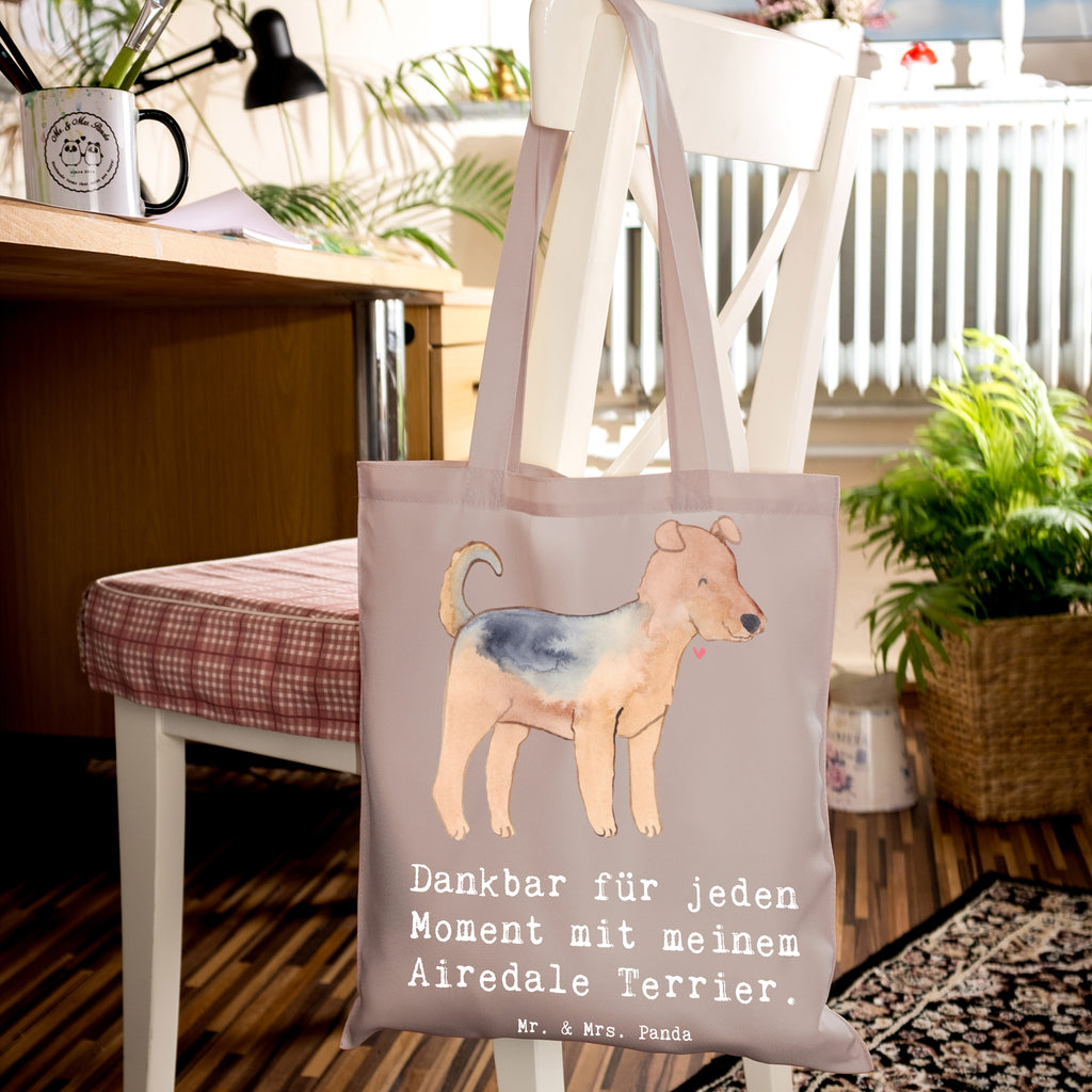 Tragetasche Airedale Terrier Moment Beuteltasche, Beutel, Einkaufstasche, Jutebeutel, Stoffbeutel, Tasche, Shopper, Umhängetasche, Strandtasche, Schultertasche, Stofftasche, Tragetasche, Badetasche, Jutetasche, Einkaufstüte, Laptoptasche, Hund, Hunderasse, Rassehund, Hundebesitzer, Geschenk, Tierfreund, Schenken, Welpe, Airedale Terrier