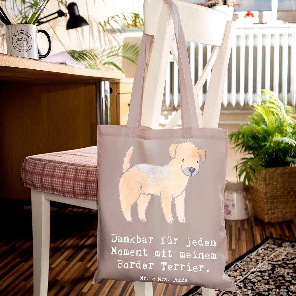 Tragetasche Border Terrier Moment Beuteltasche, Beutel, Einkaufstasche, Jutebeutel, Stoffbeutel, Tasche, Shopper, Umhängetasche, Strandtasche, Schultertasche, Stofftasche, Tragetasche, Badetasche, Jutetasche, Einkaufstüte, Laptoptasche, Hund, Hunderasse, Rassehund, Hundebesitzer, Geschenk, Tierfreund, Schenken, Welpe, Border Terrier