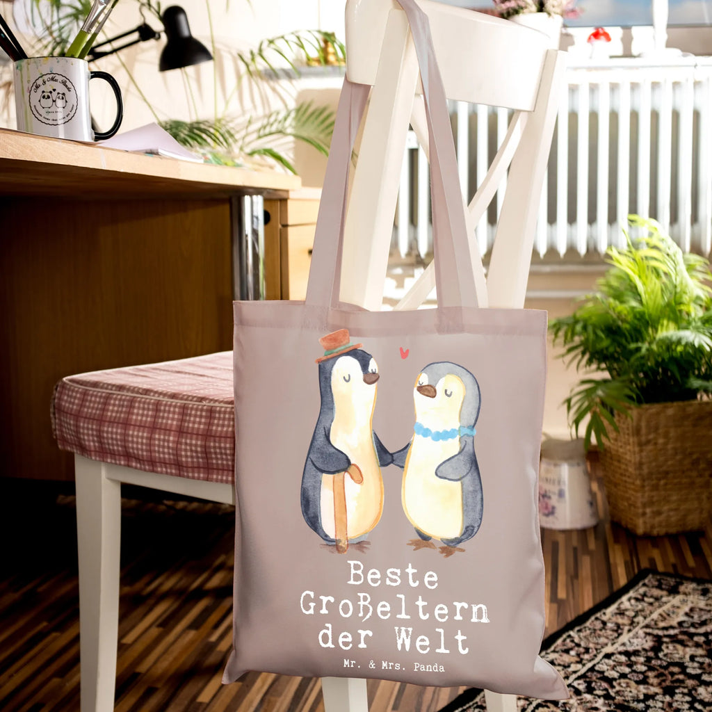 Tragetasche Pinguin Beste Großeltern der Welt Beuteltasche, Beutel, Einkaufstasche, Jutebeutel, Stoffbeutel, Tasche, Shopper, Umhängetasche, Strandtasche, Schultertasche, Stofftasche, Tragetasche, Badetasche, Jutetasche, Einkaufstüte, Laptoptasche, für, Dankeschön, Geschenk, Schenken, Geburtstag, Geburtstagsgeschenk, Geschenkidee, Danke, Bedanken, Mitbringsel, Freude machen, Geschenktipp, Großeltern, Grosseltern, Großmutter, Großvater, Opa, Omi, Oma, Opi. Großpapa, Großmama, Enkel, Enkelin, Enkelkind, Kleinigkeit, Omma, Ommi, Oppa, Oppi, Bester