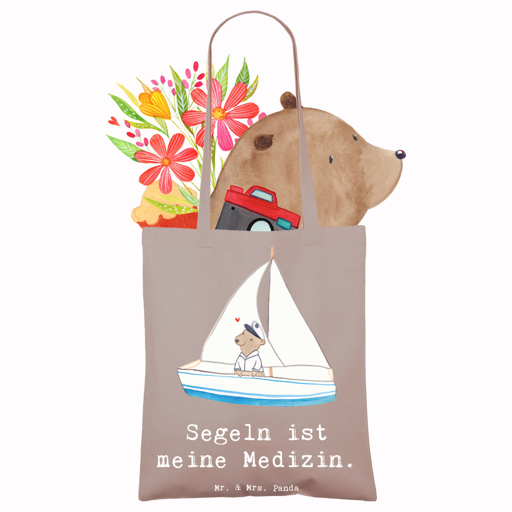 Tragetasche Bär Segeln Beuteltasche, Beutel, Einkaufstasche, Jutebeutel, Stoffbeutel, Tasche, Shopper, Umhängetasche, Strandtasche, Schultertasche, Stofftasche, Tragetasche, Badetasche, Jutetasche, Einkaufstüte, Laptoptasche, Geschenk, Sport, Sportart, Hobby, Schenken, Danke, Dankeschön, Auszeichnung, Gewinn, Sportler, segeln, Segeltörn, Segelboot, Segelschule, Yachtclub