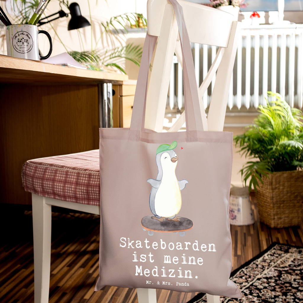 Tragetasche Pinguin Skateboarden Beuteltasche, Beutel, Einkaufstasche, Jutebeutel, Stoffbeutel, Tasche, Shopper, Umhängetasche, Strandtasche, Schultertasche, Stofftasche, Tragetasche, Badetasche, Jutetasche, Einkaufstüte, Laptoptasche, Geschenk, Sport, Sportart, Hobby, Schenken, Danke, Dankeschön, Auszeichnung, Gewinn, Sportler, Skateboarden, Skateboard fahren, Skaten, Skateboard, Skateplatz