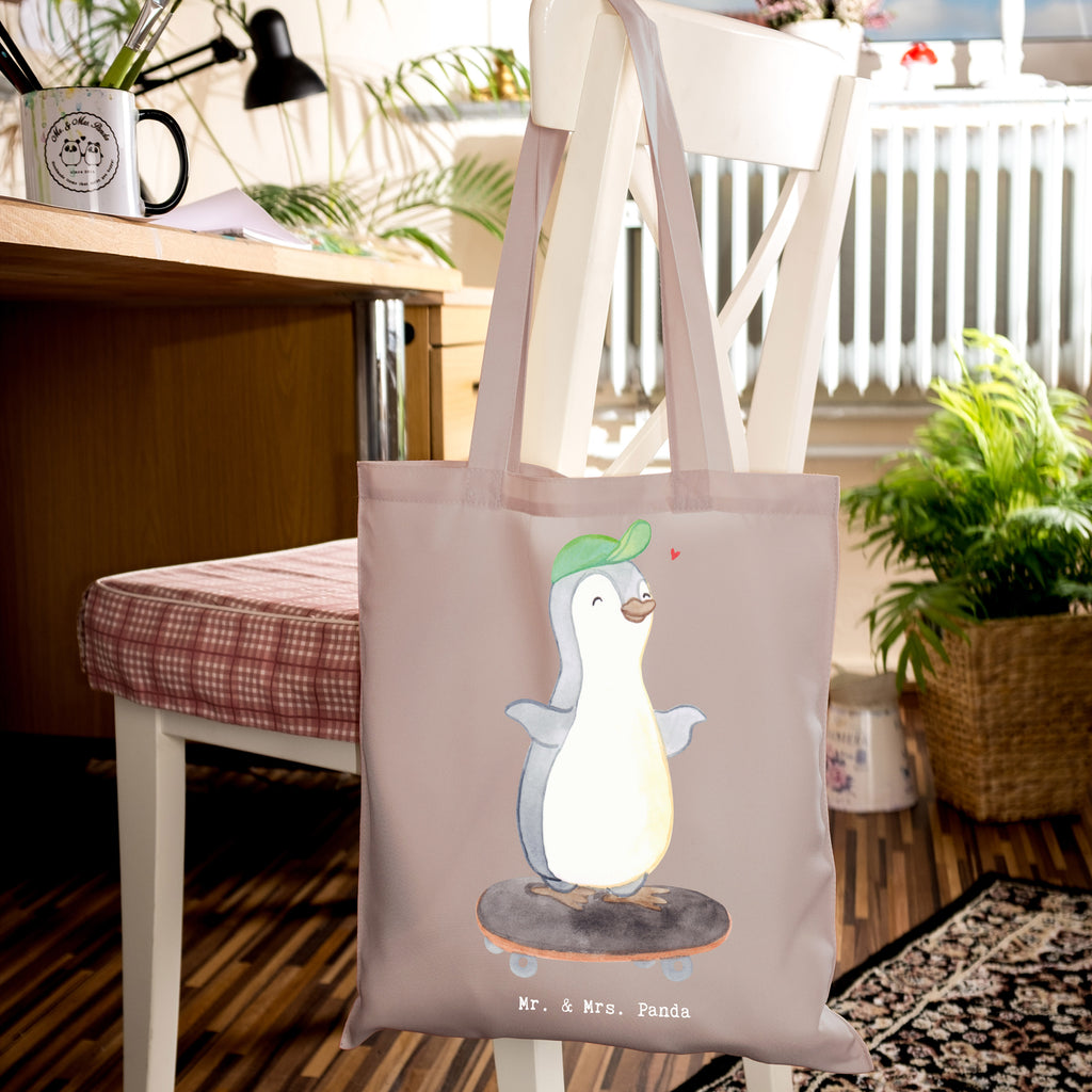 Tragetasche Pinguin Skateboarden Beuteltasche, Beutel, Einkaufstasche, Jutebeutel, Stoffbeutel, Tasche, Shopper, Umhängetasche, Strandtasche, Schultertasche, Stofftasche, Tragetasche, Badetasche, Jutetasche, Einkaufstüte, Laptoptasche, Geschenk, Sport, Sportart, Hobby, Schenken, Danke, Dankeschön, Auszeichnung, Gewinn, Sportler, Skateboarden, Skateboard fahren, Skaten, Skateboard, Skateplatz