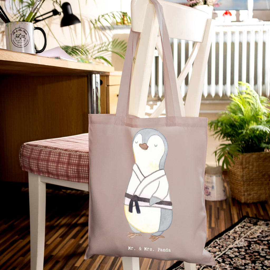 Tragetasche Pinguin Karate Beuteltasche, Beutel, Einkaufstasche, Jutebeutel, Stoffbeutel, Tasche, Shopper, Umhängetasche, Strandtasche, Schultertasche, Stofftasche, Tragetasche, Badetasche, Jutetasche, Einkaufstüte, Laptoptasche, Geschenk, Sport, Sportart, Hobby, Schenken, Danke, Dankeschön, Auszeichnung, Gewinn, Sportler, Karate, Kampfsportart, Selbstverteidigung, Kampfkunst, Karate Verein